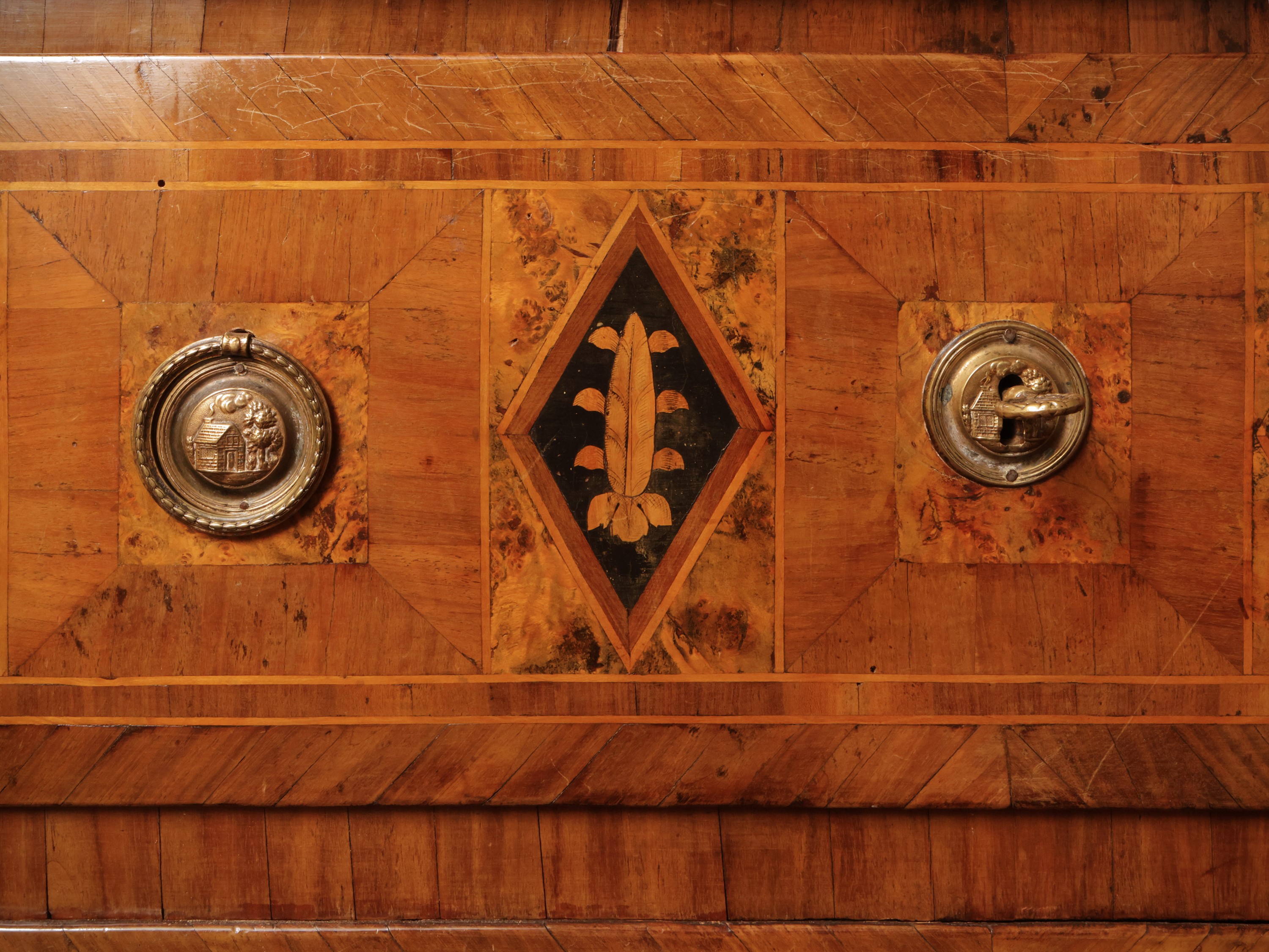 Cassettone impiallacciato in noce e piuma di noce