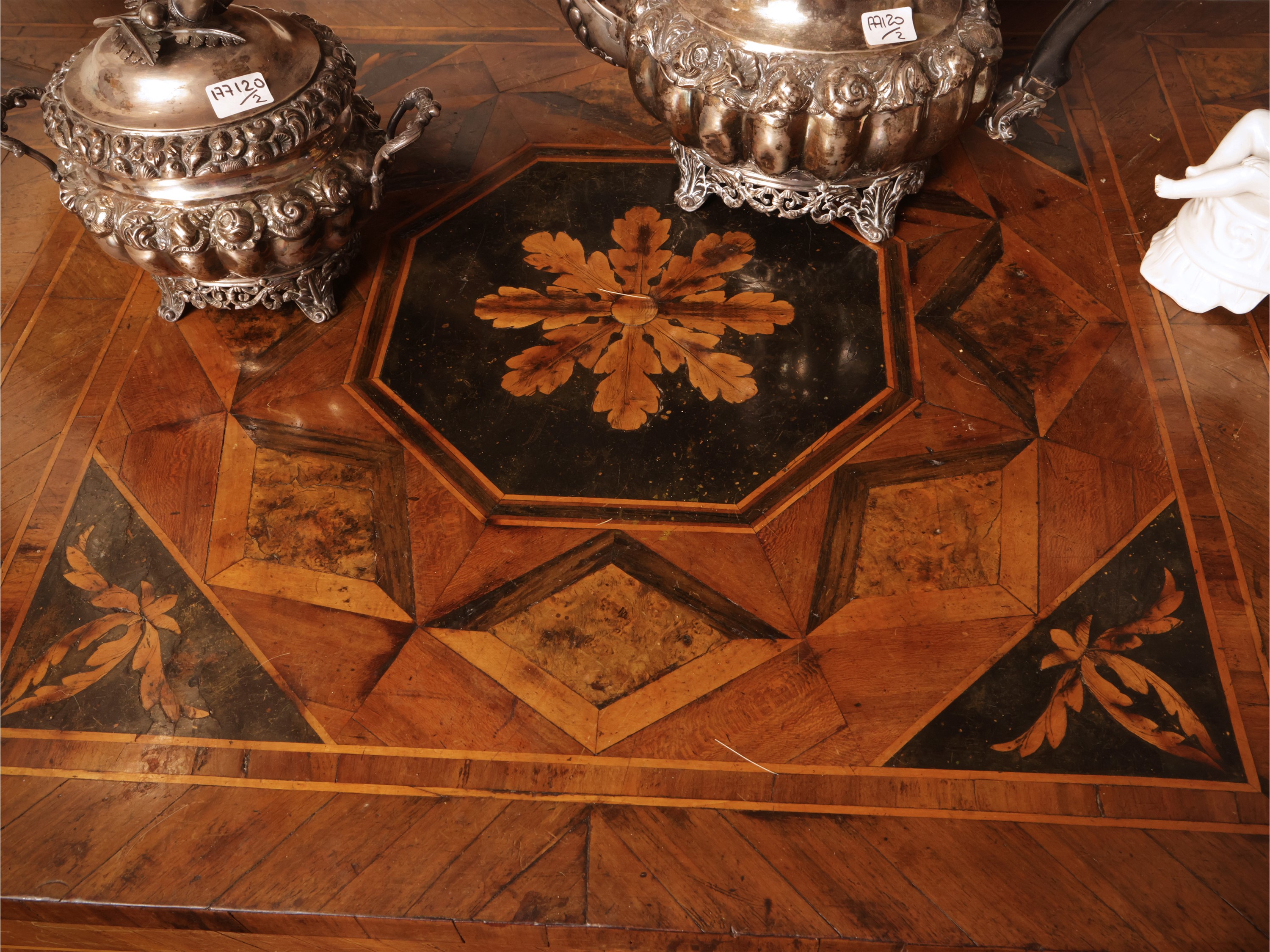 Cassettone impiallacciato in noce e piuma di noce