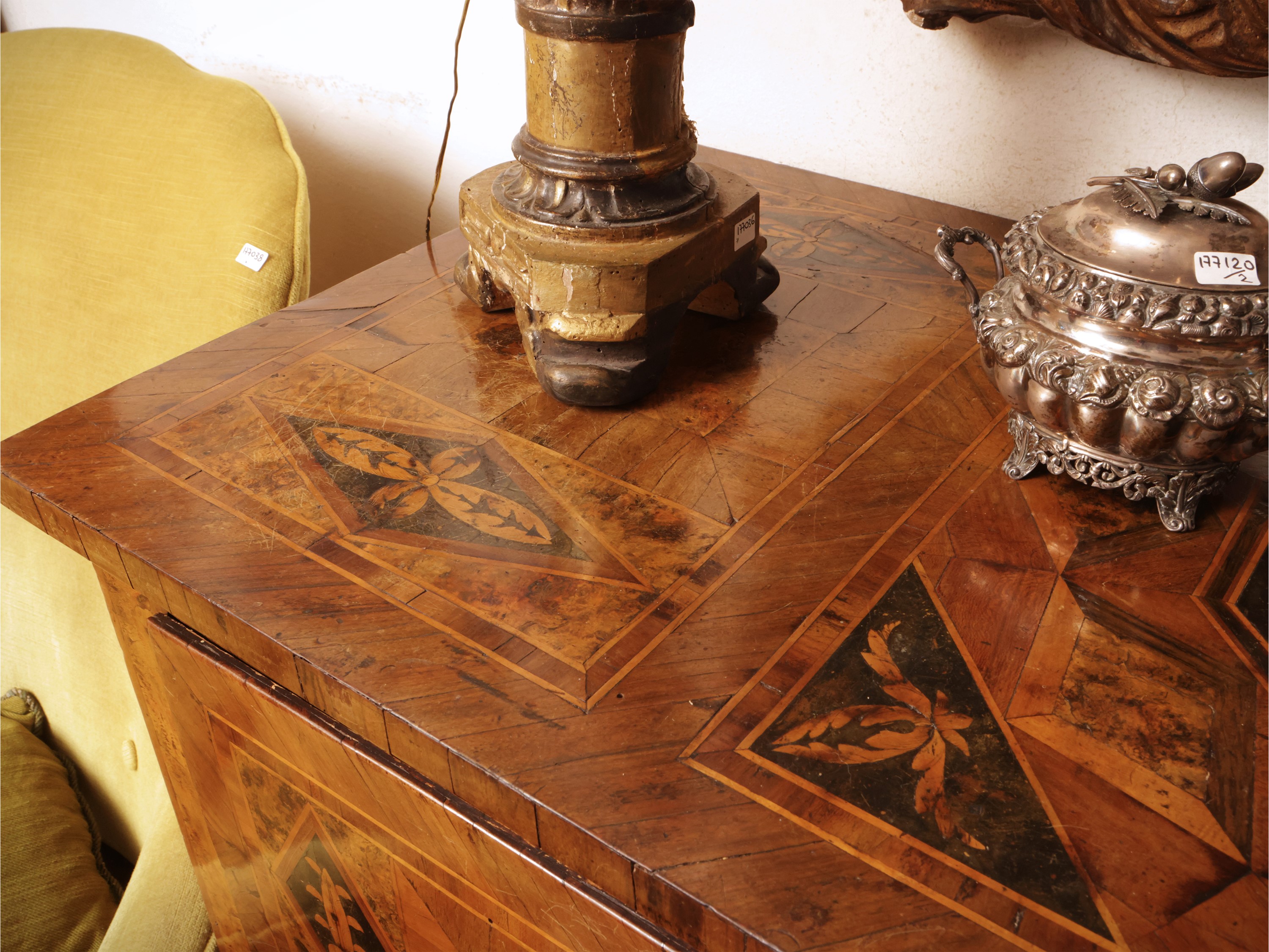 Cassettone impiallacciato in noce e piuma di noce