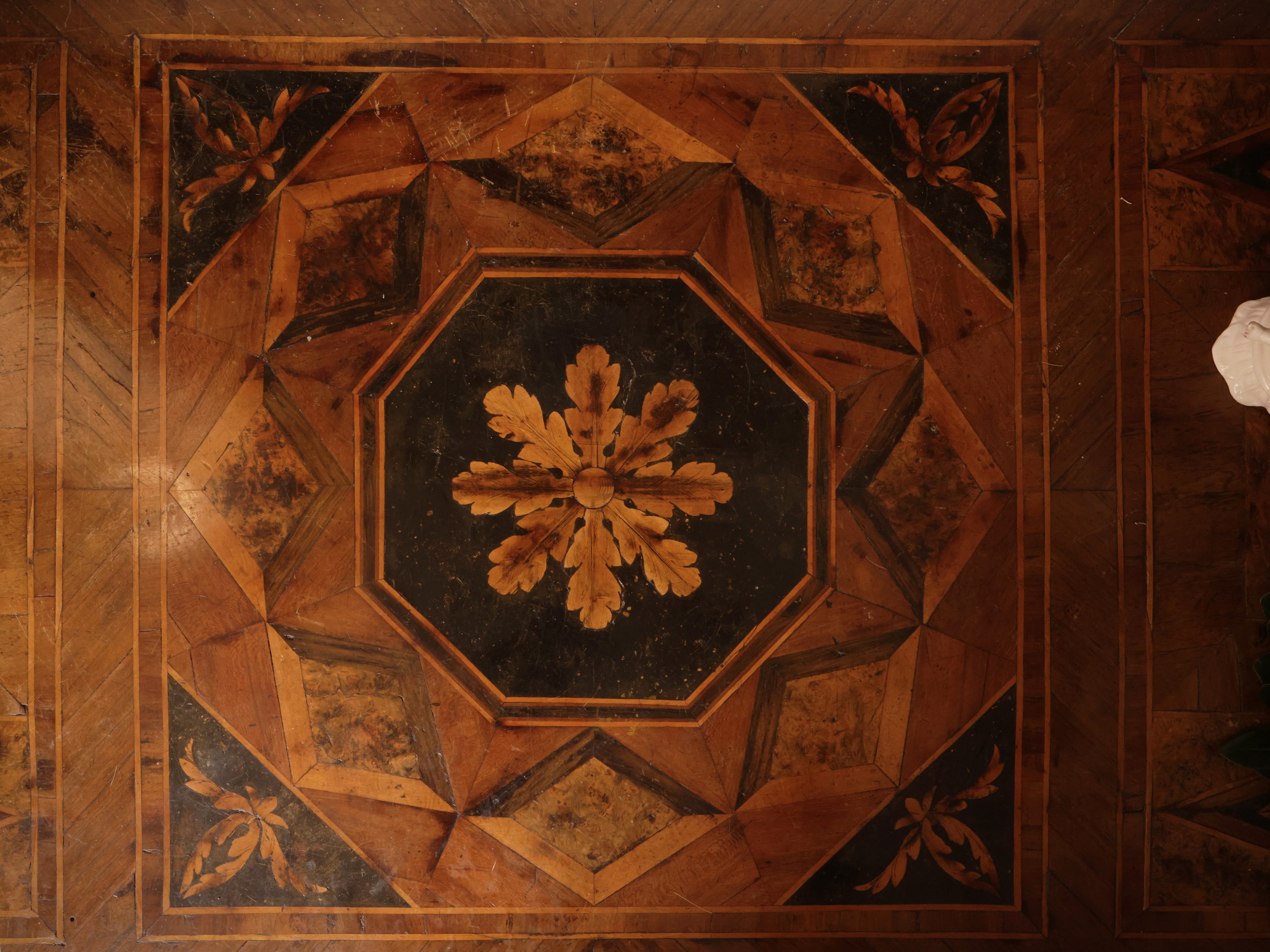 Cassettone impiallacciato in noce e piuma di noce