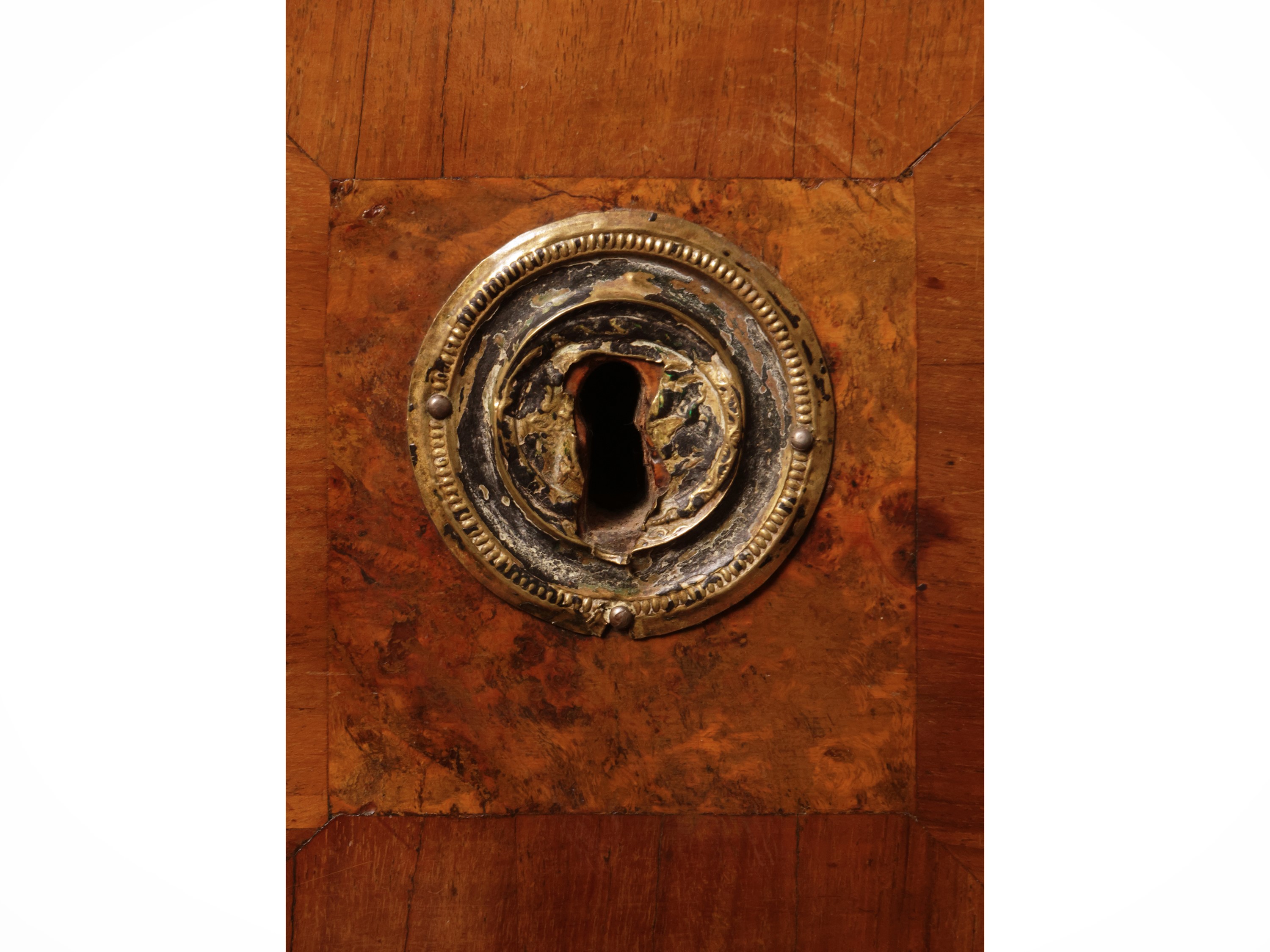 Cassettone impiallacciato in noce e piuma di noce