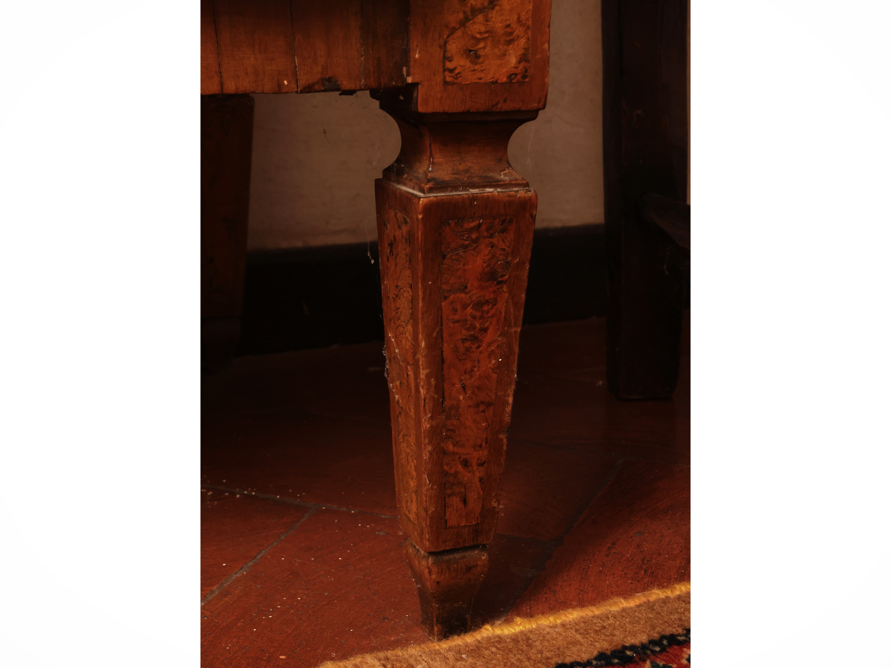 Cassettone impiallacciato in noce e piuma di noce