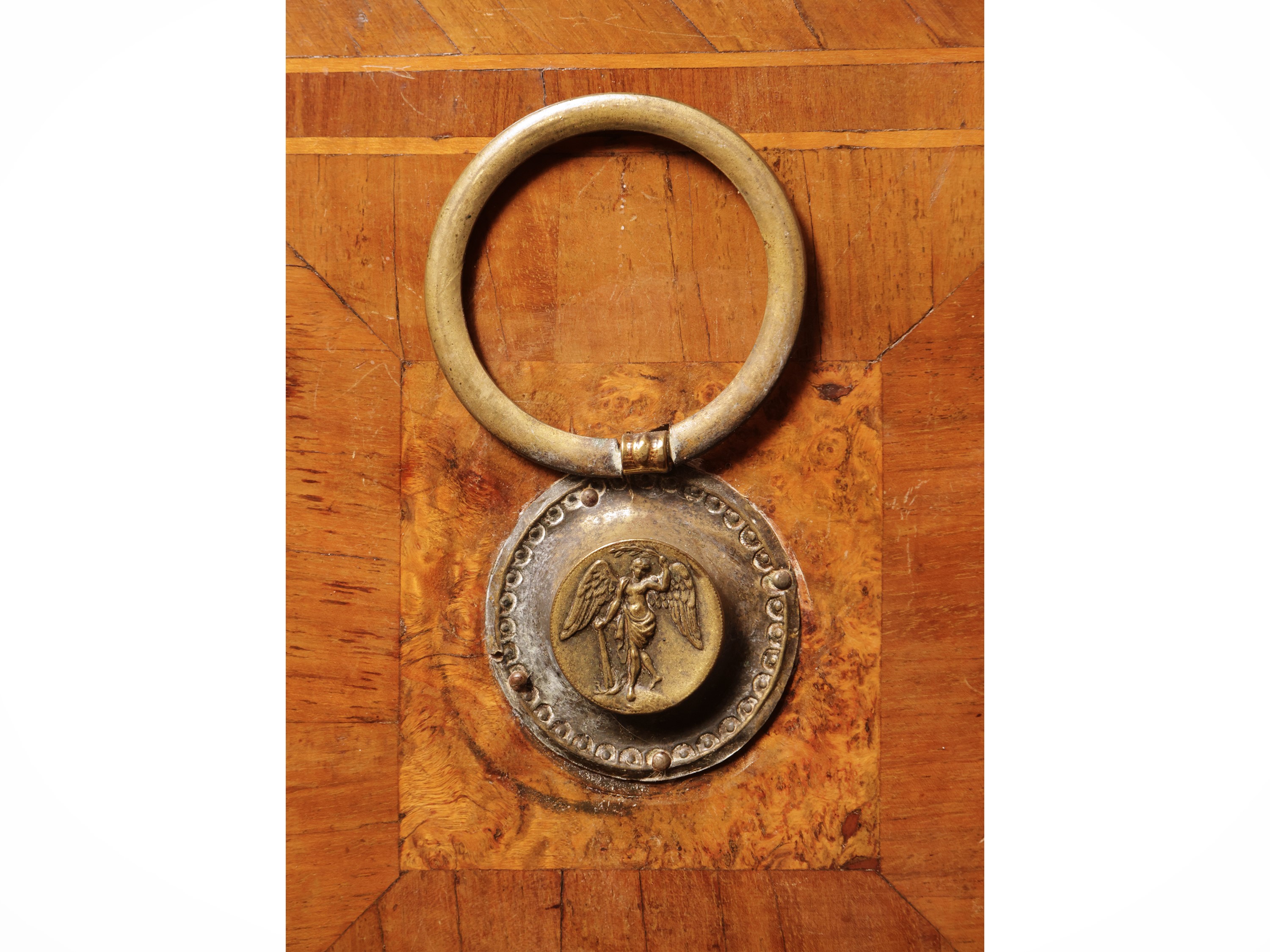 Cassettone impiallacciato in noce e piuma di noce