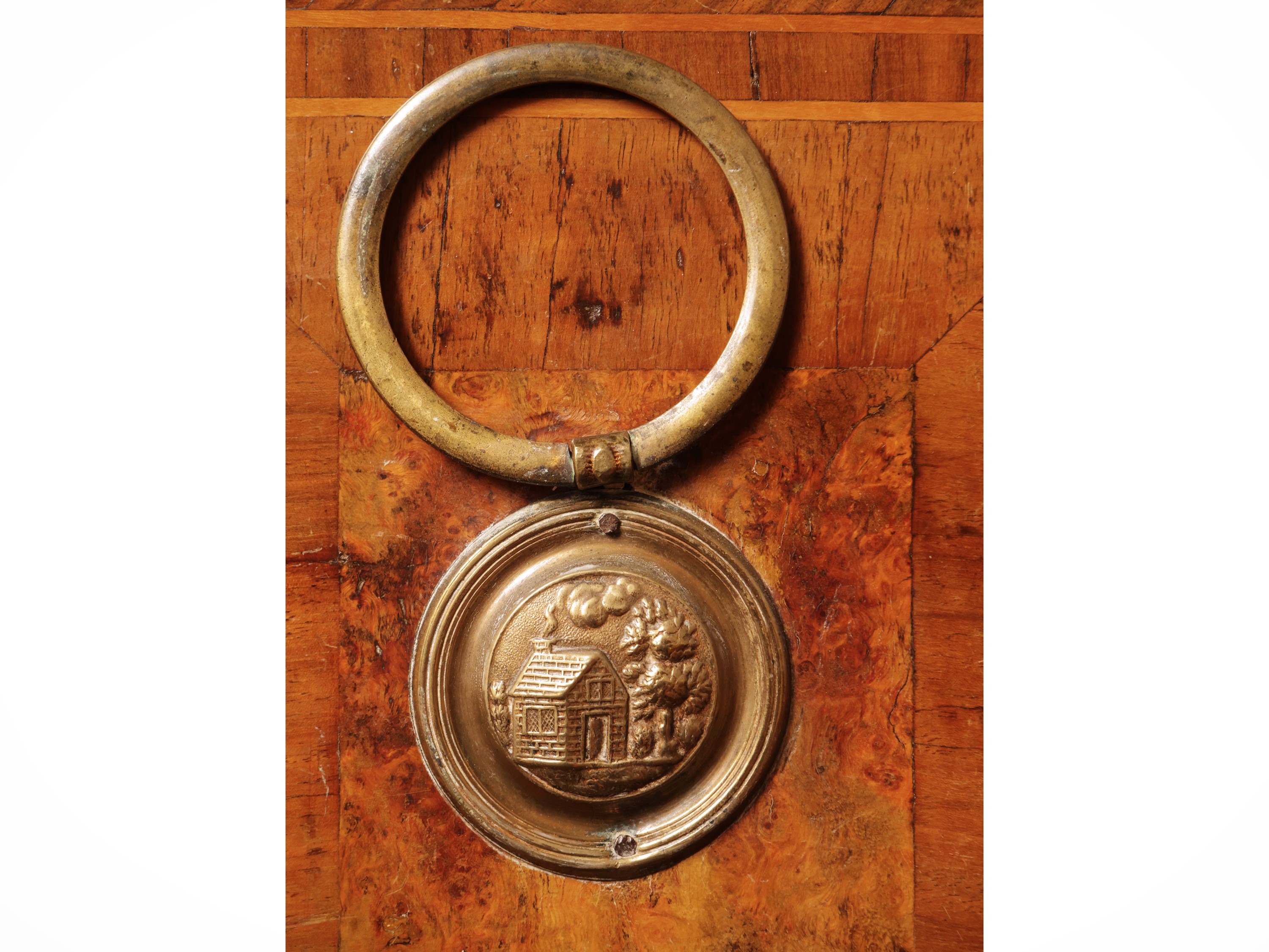 Cassettone impiallacciato in noce e piuma di noce