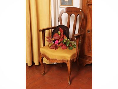 Poltroncina in noce, XVIII/XIX secolo