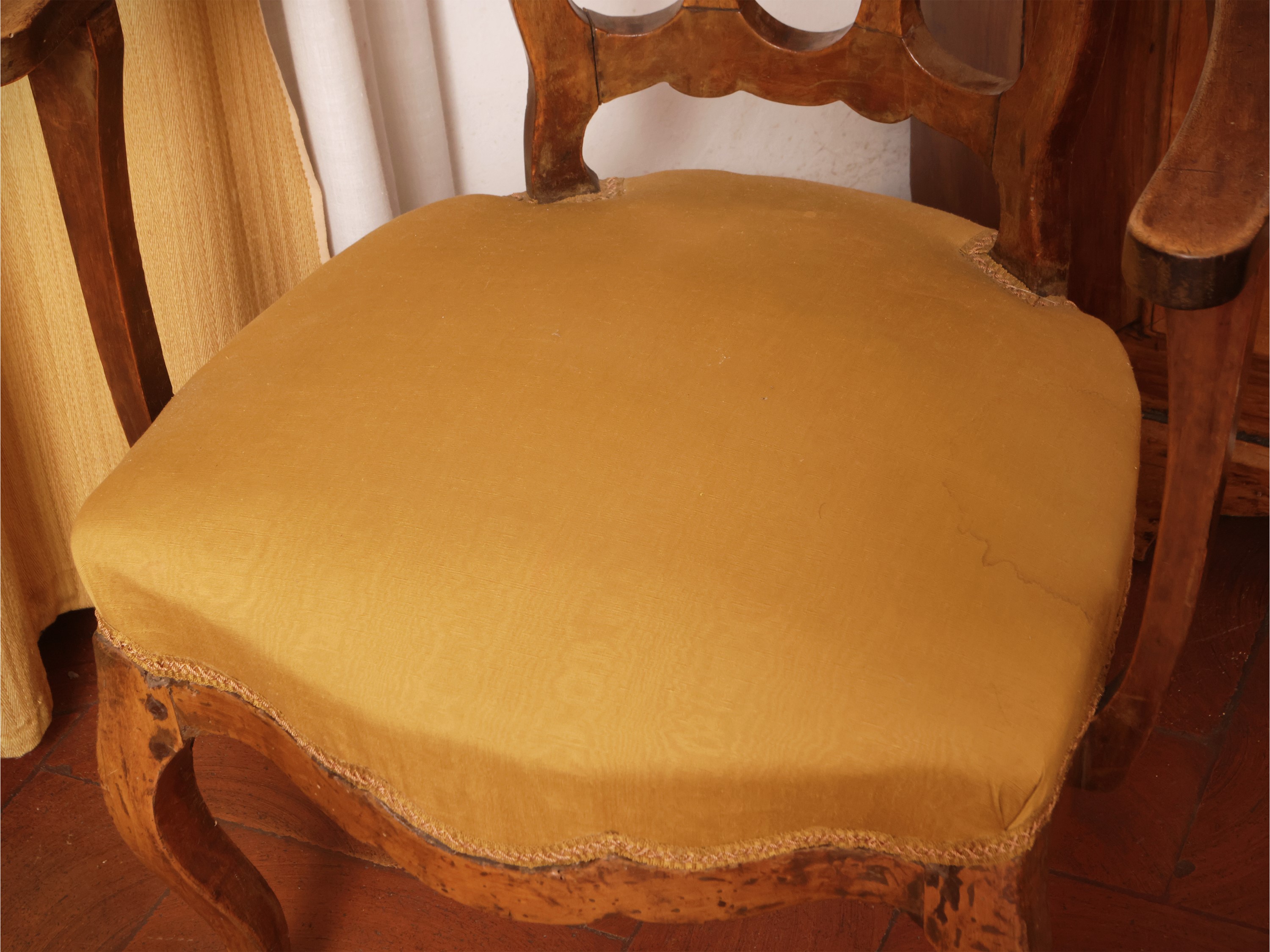 Poltroncina in noce, XVIII/XIX secolo