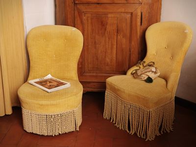 Coppia di poltroncine imbottite, rivestite in velluto giallo, XX secolo