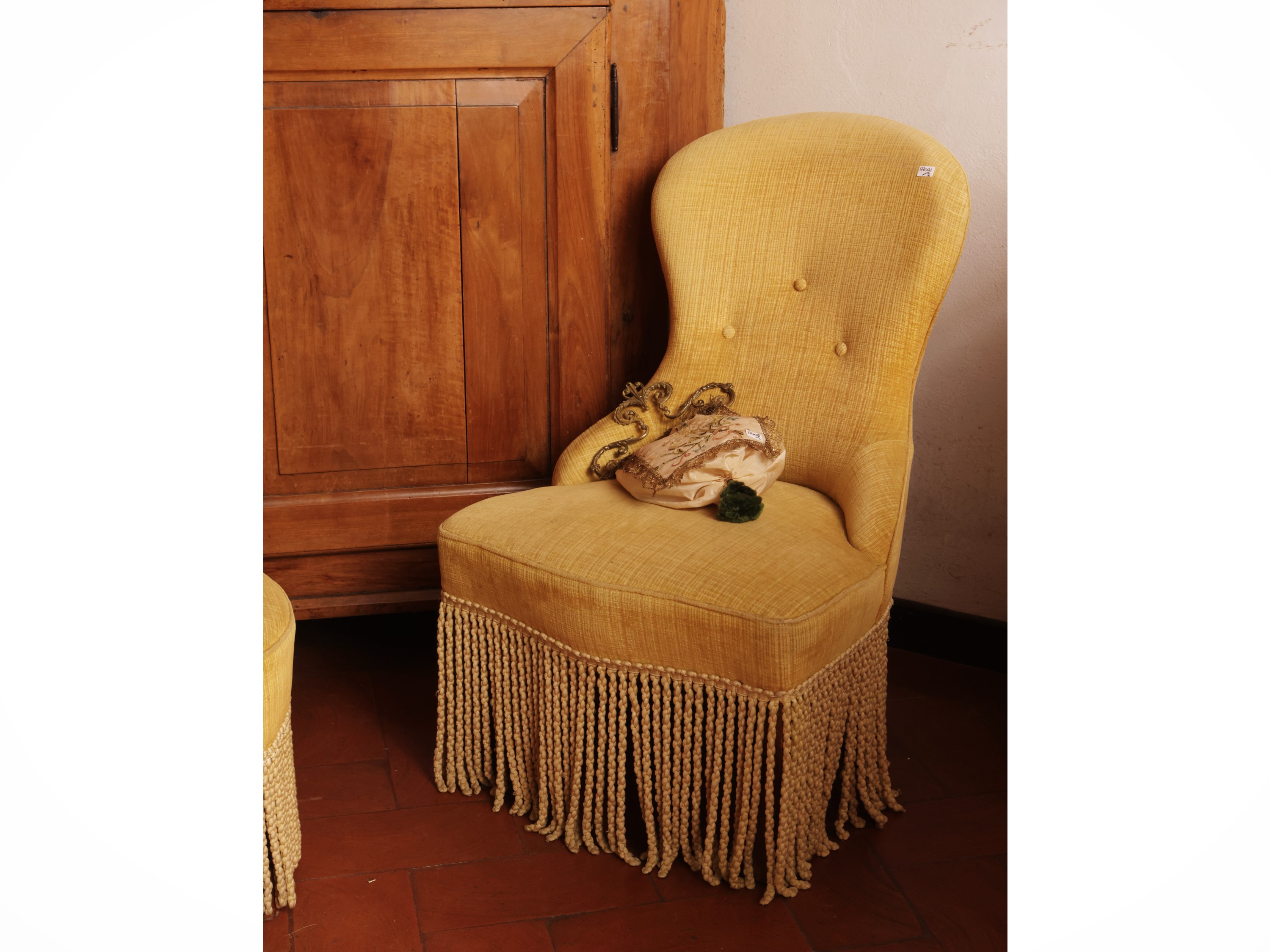 Coppia di poltroncine imbottite, rivestite in velluto giallo, XX secolo