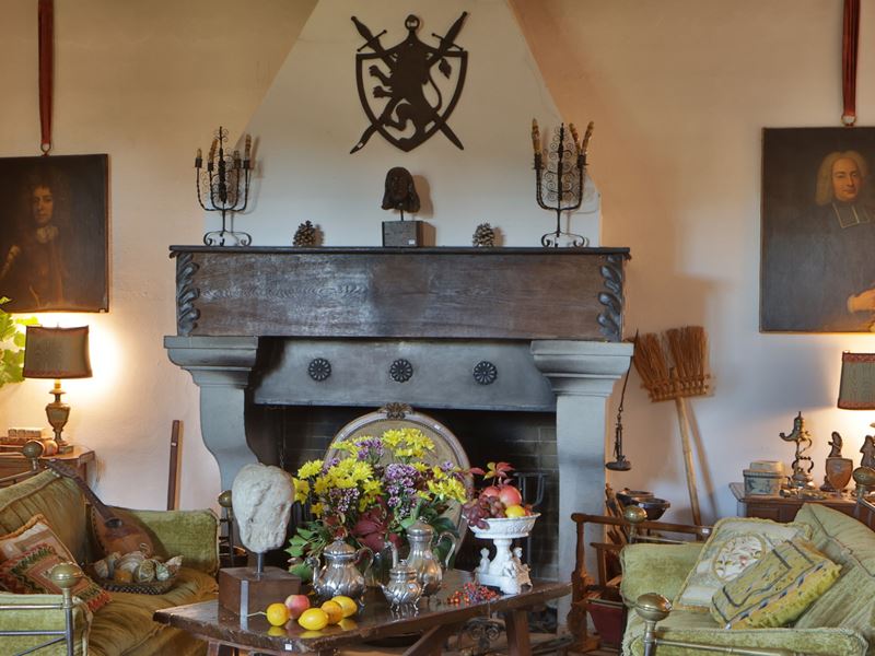 Grande camino in pietra serena, metallo e legno