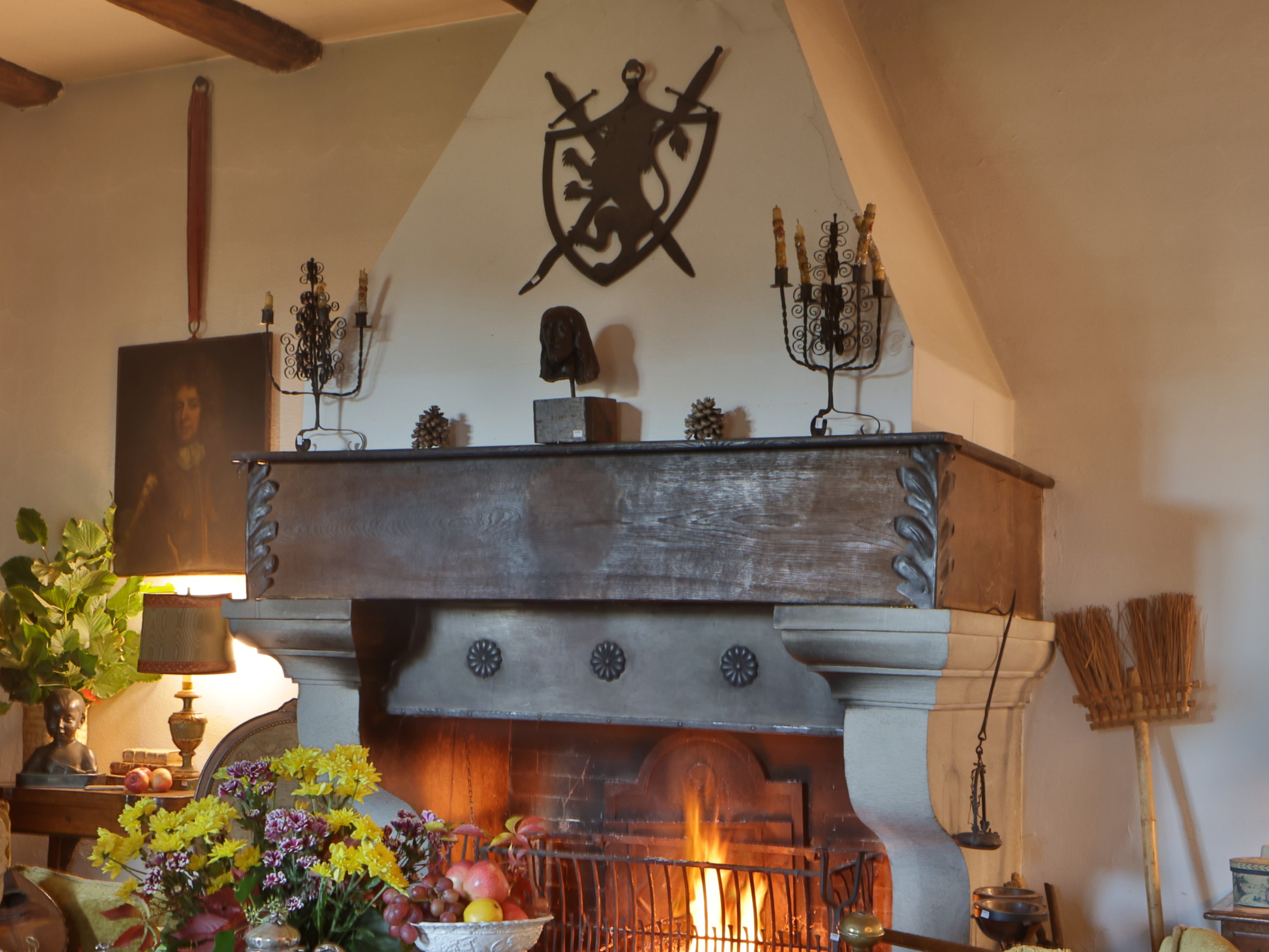 Grande camino in pietra serena, metallo e legno