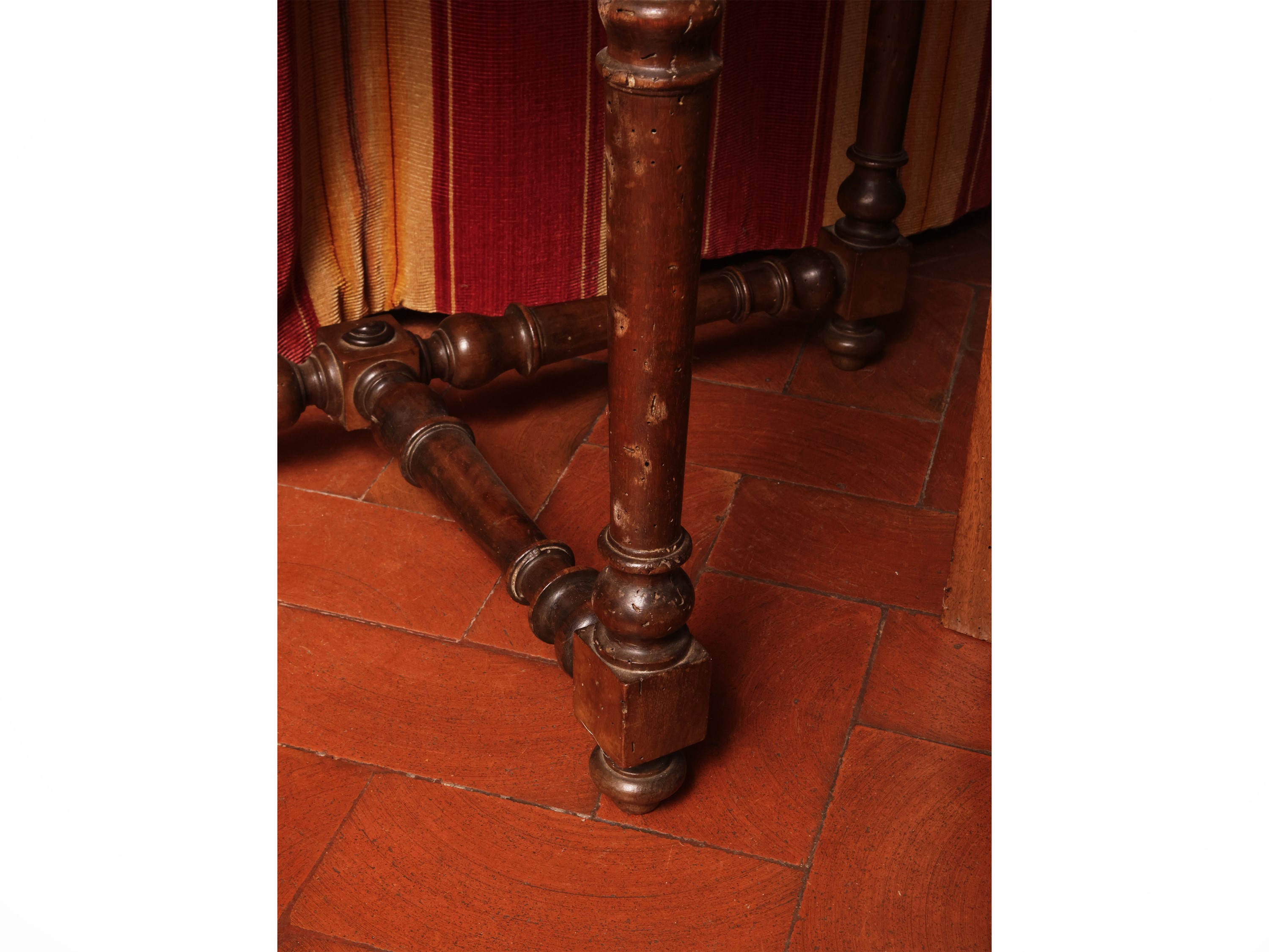 Mezzo tavolo in noce, XIX secolo