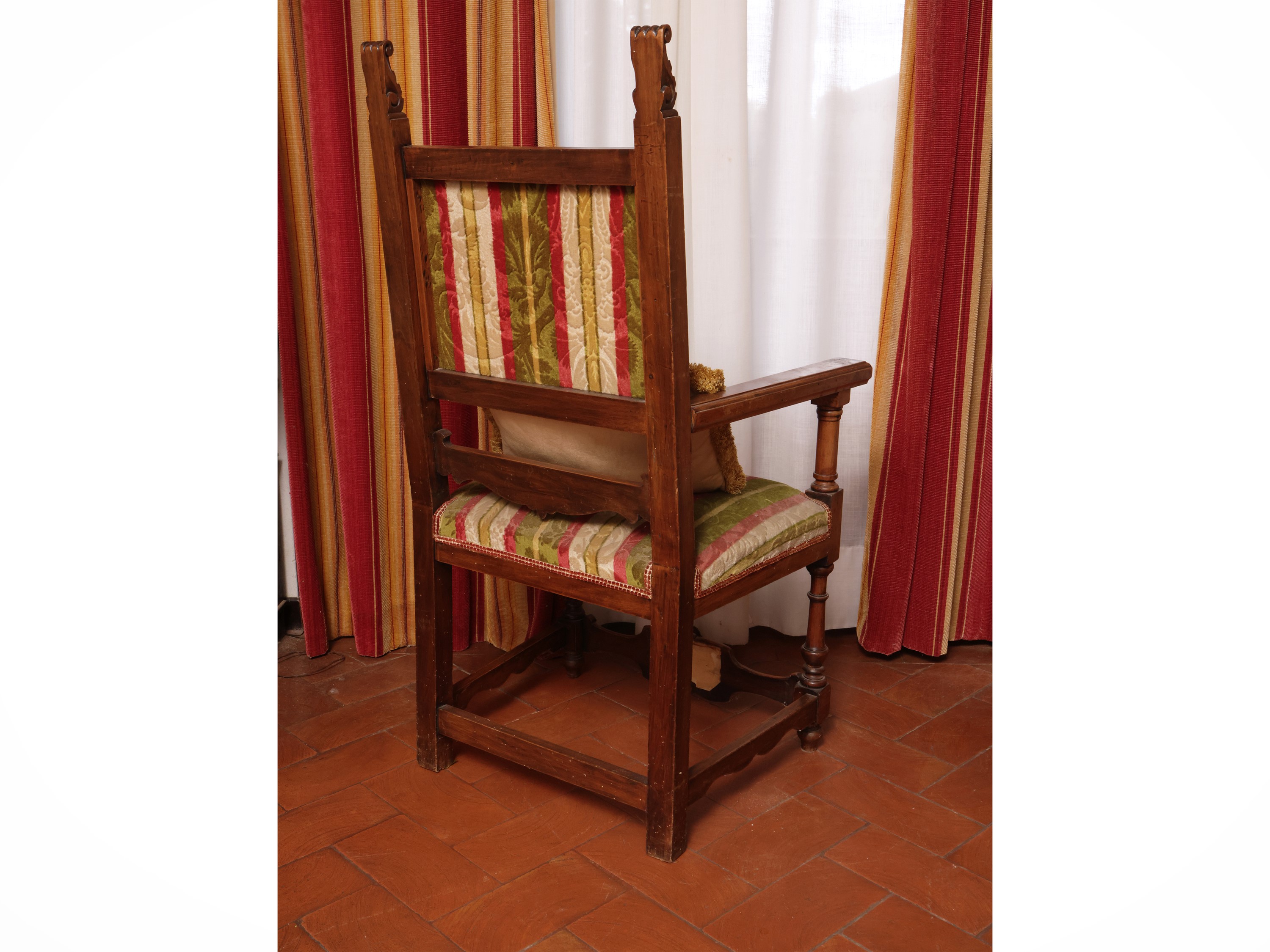 Coppia di seggioloni in noce, stile seicentesco, rivestiti in velluto damascato rigato