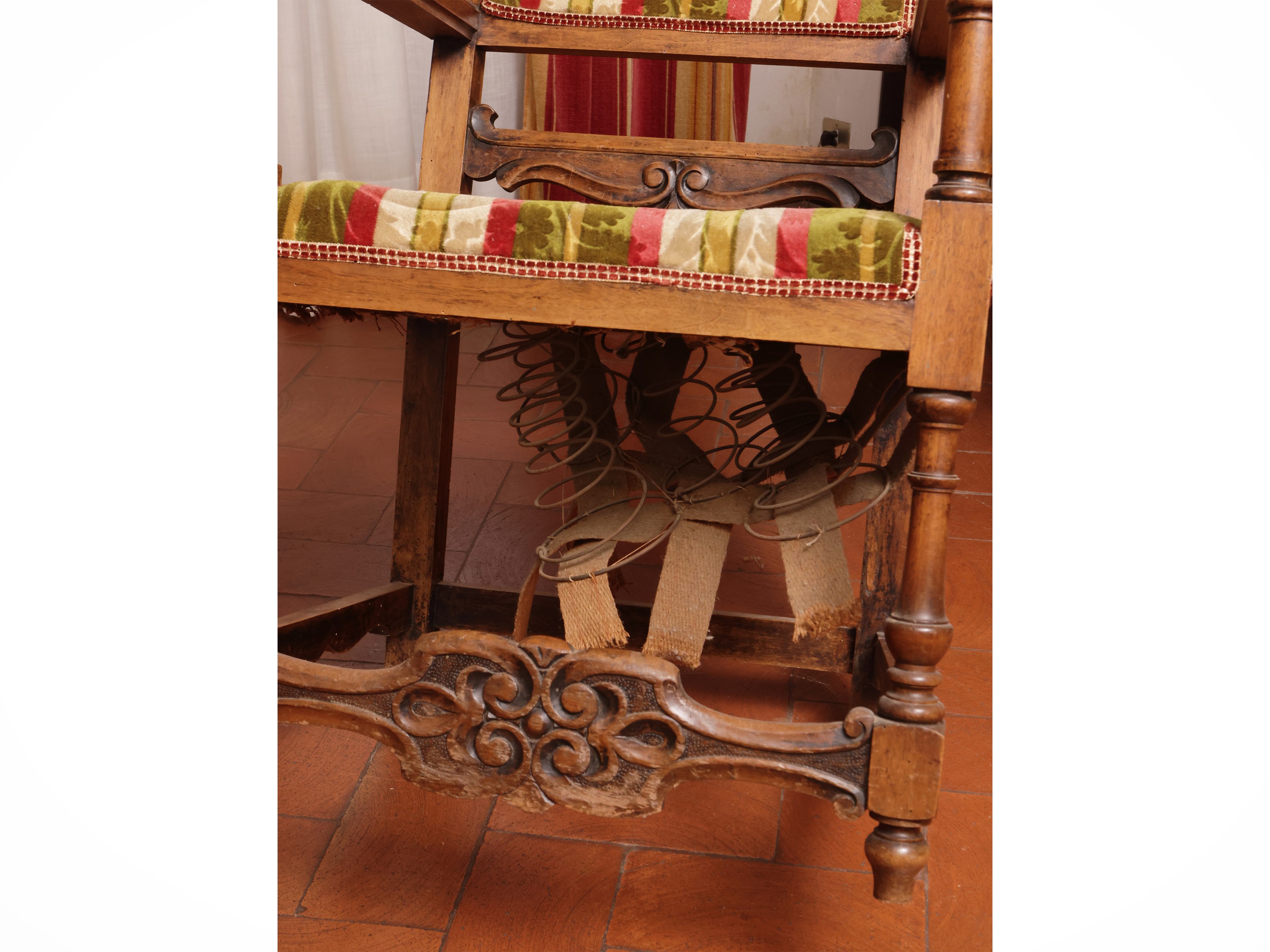 Coppia di seggioloni in noce, stile seicentesco, rivestiti in velluto damascato rigato