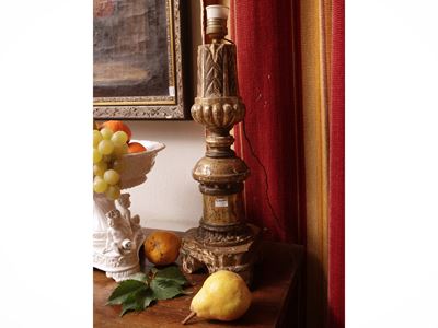 Lume da tavolo d'epoca, torciera in legno intagliato e dorato