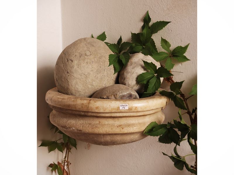 Antica acquasantiera in marmo