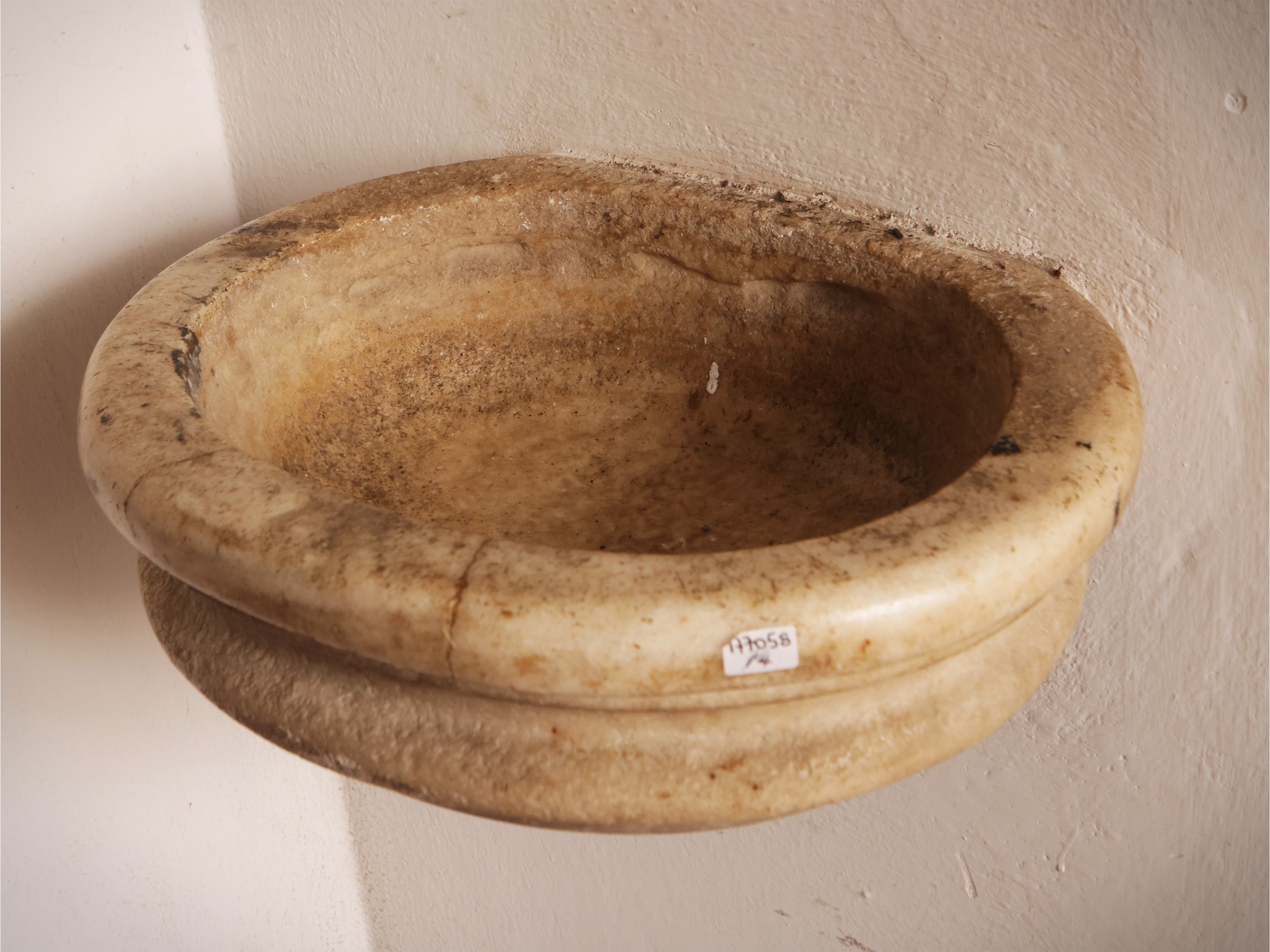 Antica acquasantiera in marmo