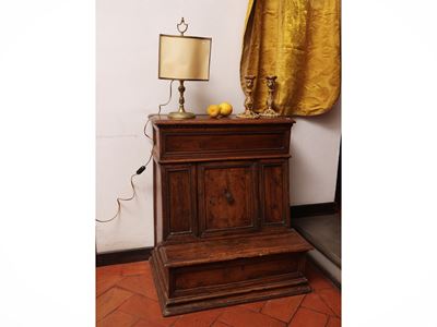 Inginocchiatoio in noce, XVII secolo