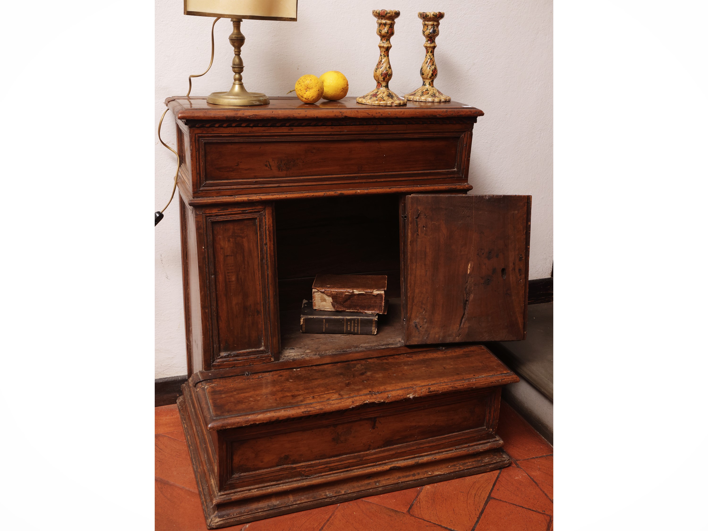 Inginocchiatoio in noce, XVII secolo
