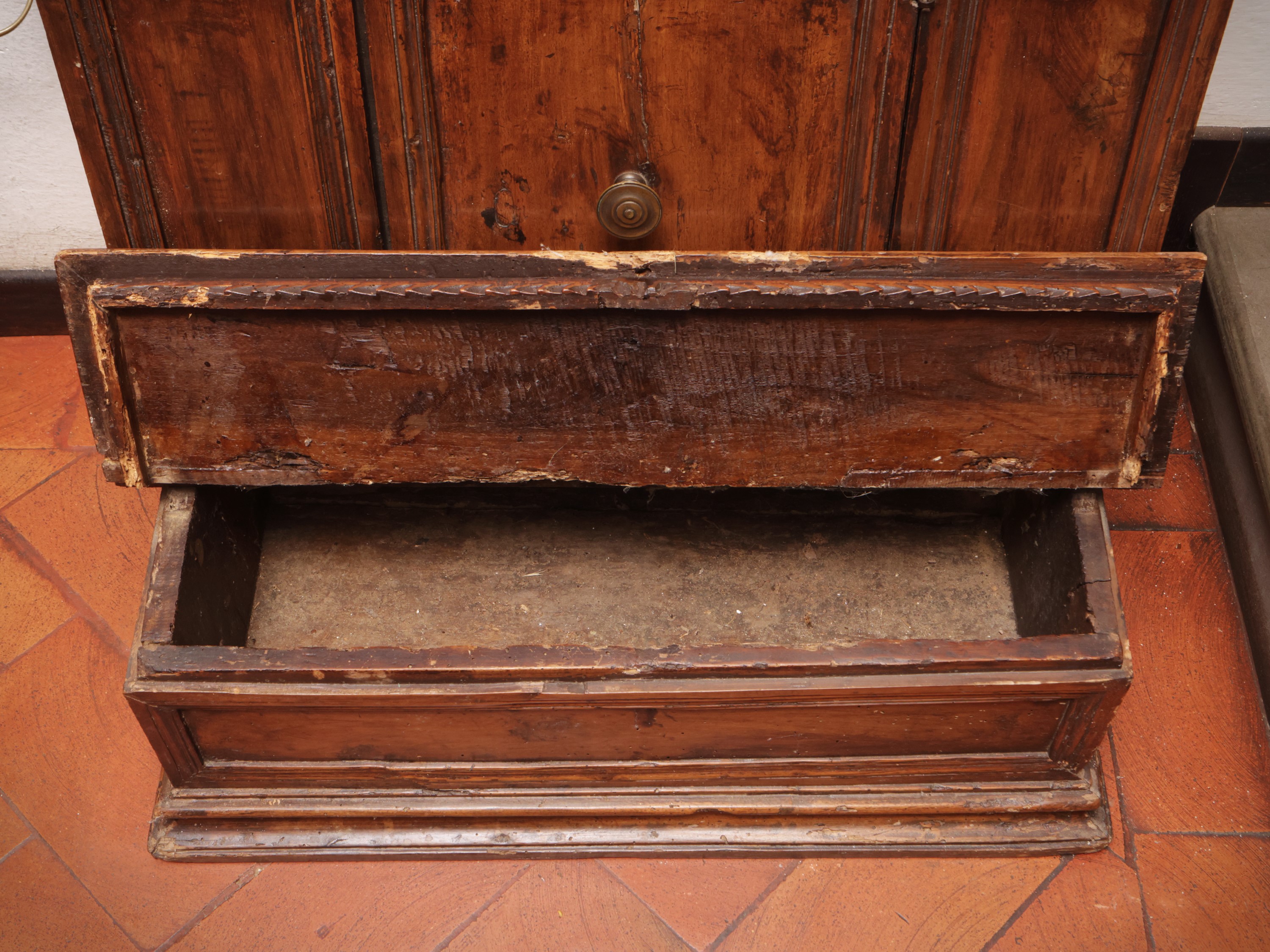 Inginocchiatoio in noce, XVII secolo
