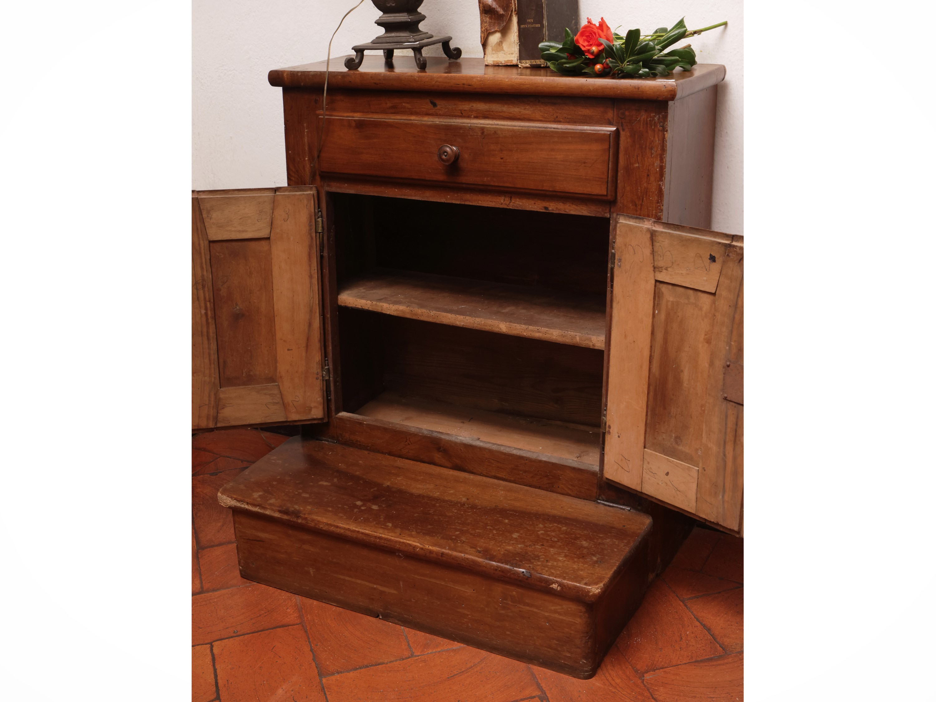 Credenzino rustico in noce, Inginocchiatoio XIX/XX secolo