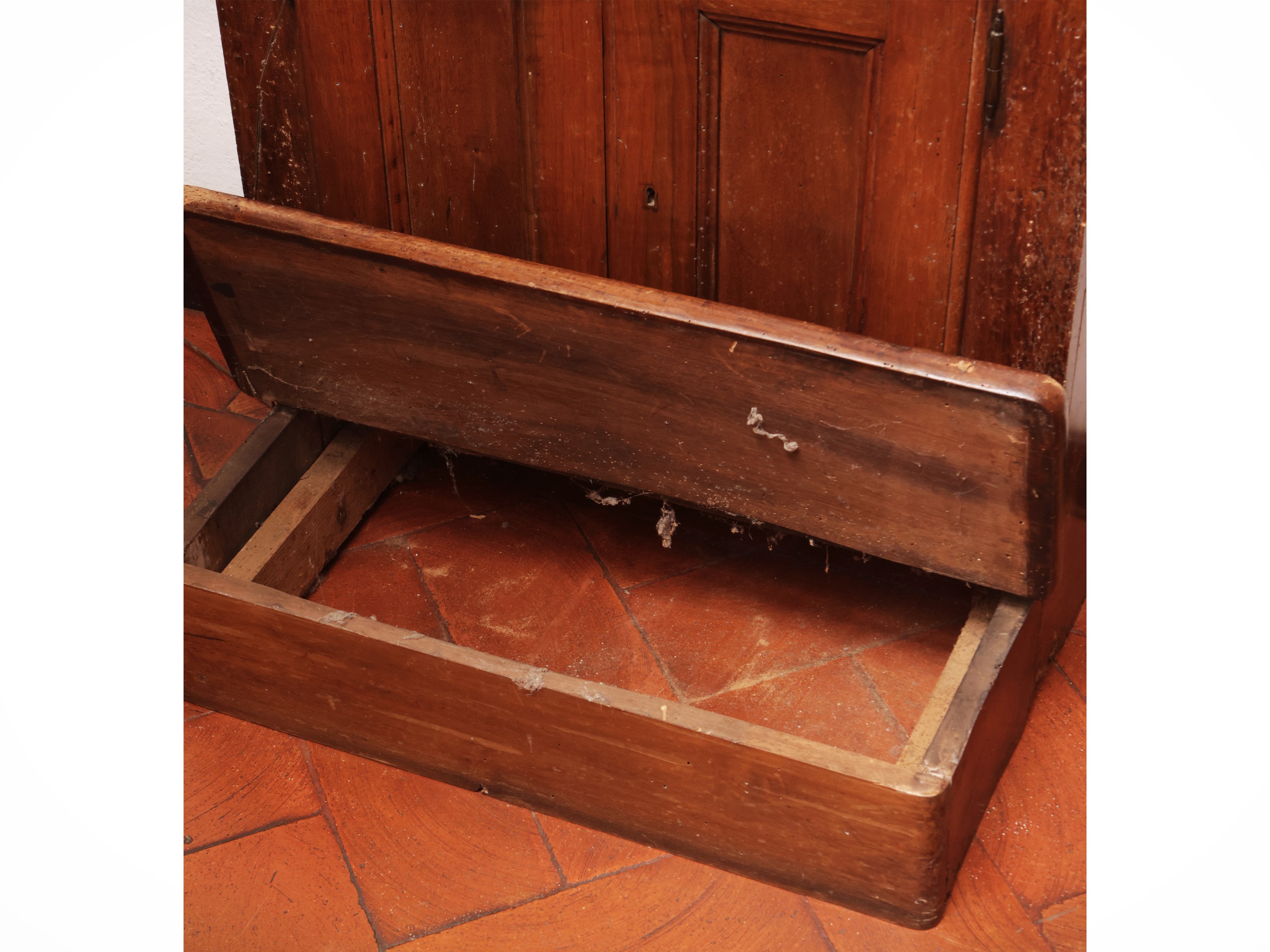 Credenzino rustico in noce, Inginocchiatoio XIX/XX secolo
