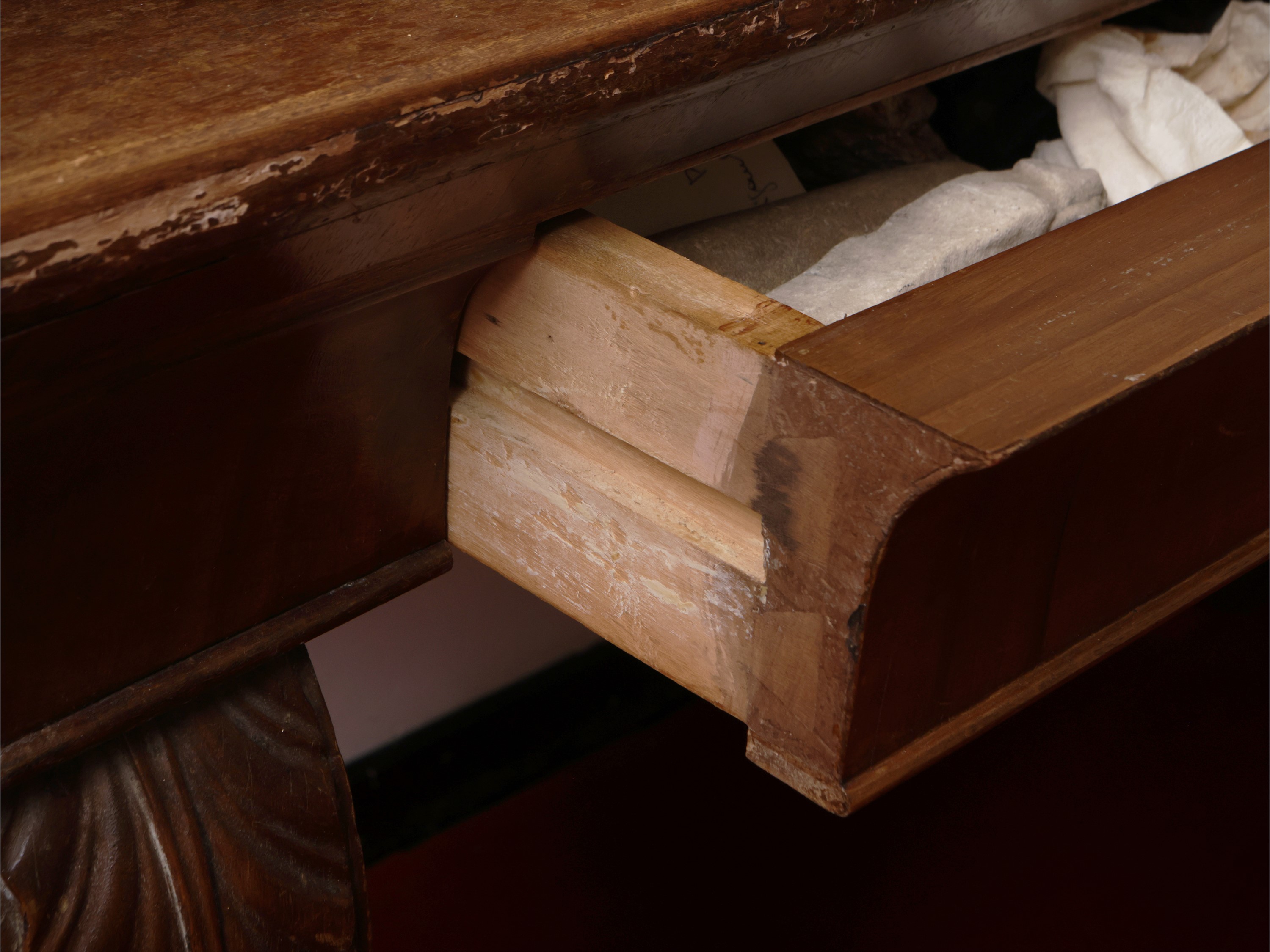 Tavolo console, impiallacciato in noce, prima metà del XIX secolo