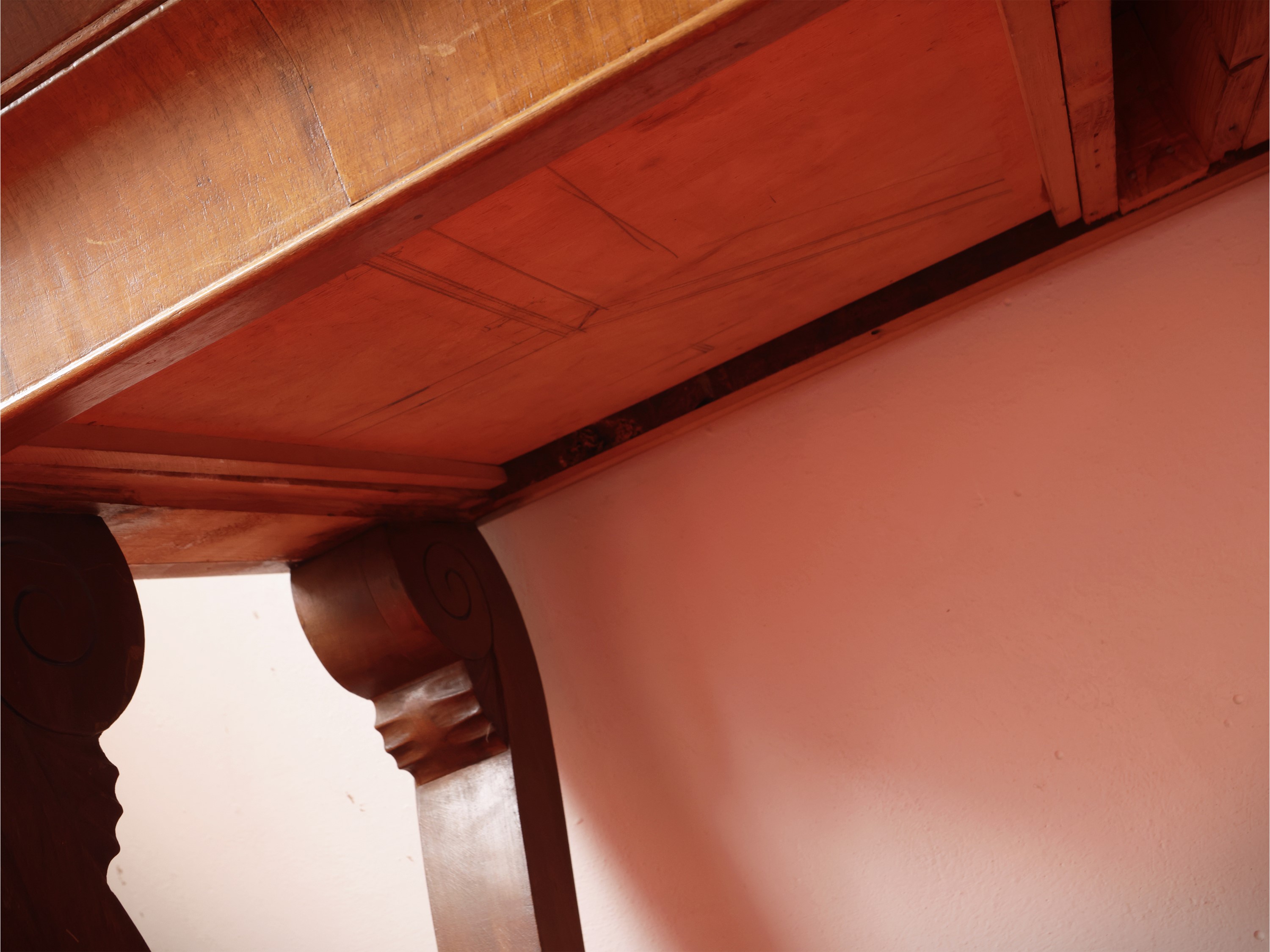Tavolo console, impiallacciato in noce, prima metà del XIX secolo