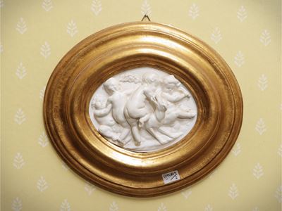Due altorilievi in stucco raffiguranti putti, cm 12x14 e cm 24x27