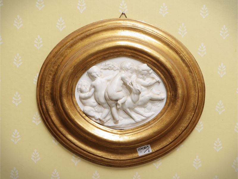 Due altorilievi in stucco raffiguranti putti, cm 12x14 e cm 24x27