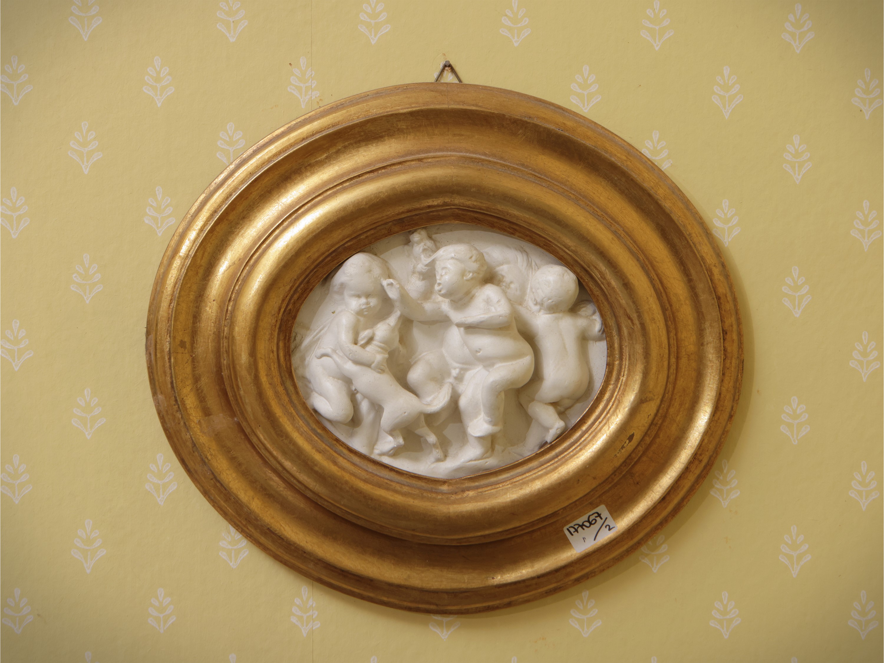 Due altorilievi in stucco raffiguranti putti, cm 12x14 e cm 24x27