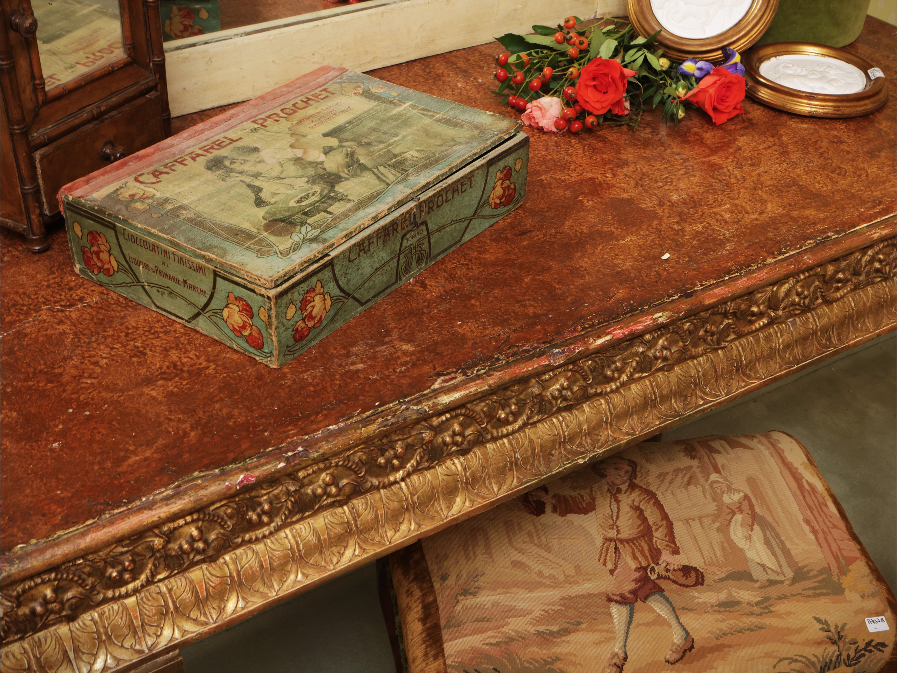 Console in legno e pastiglia dorata