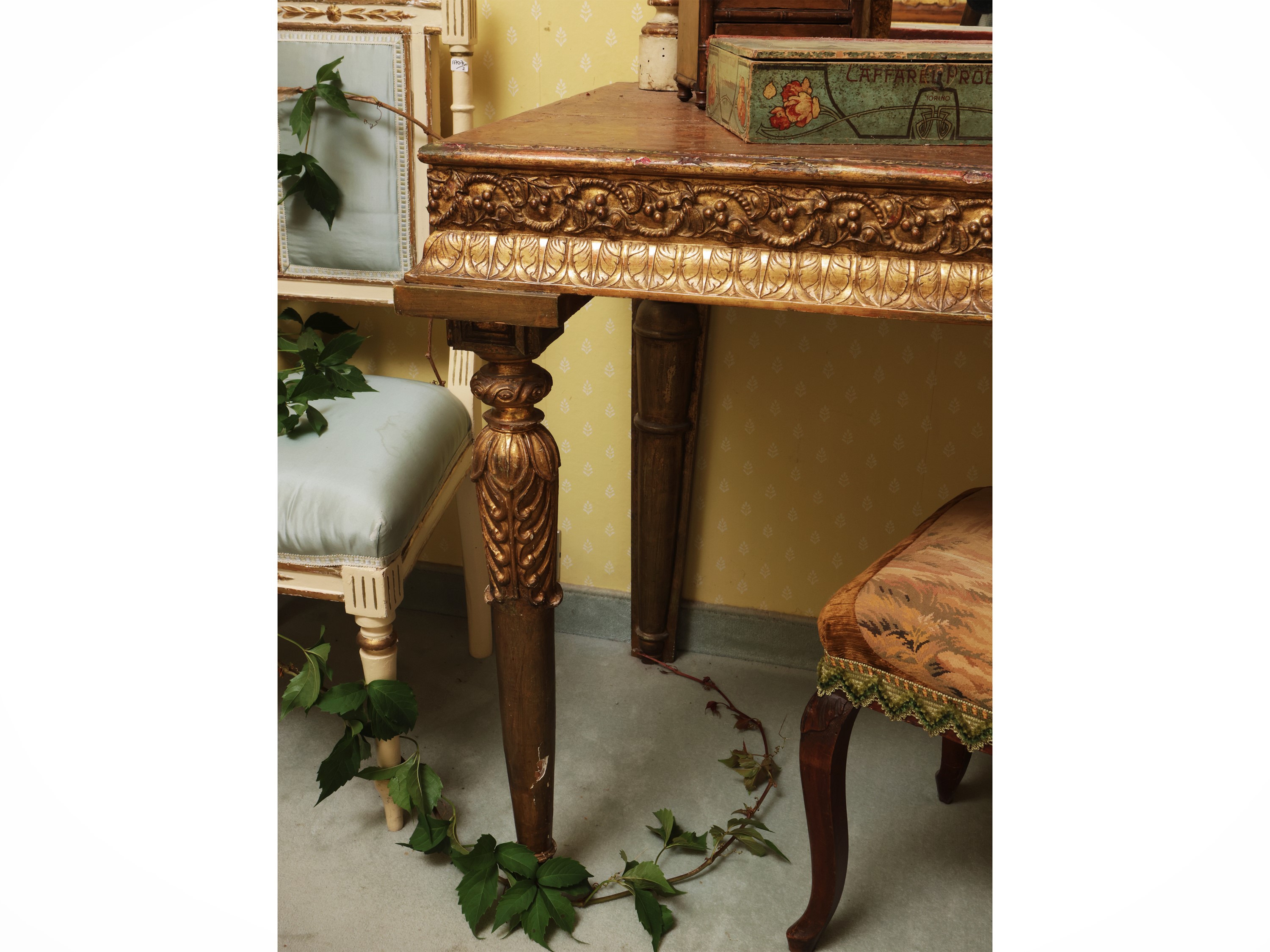 Console in legno e pastiglia dorata