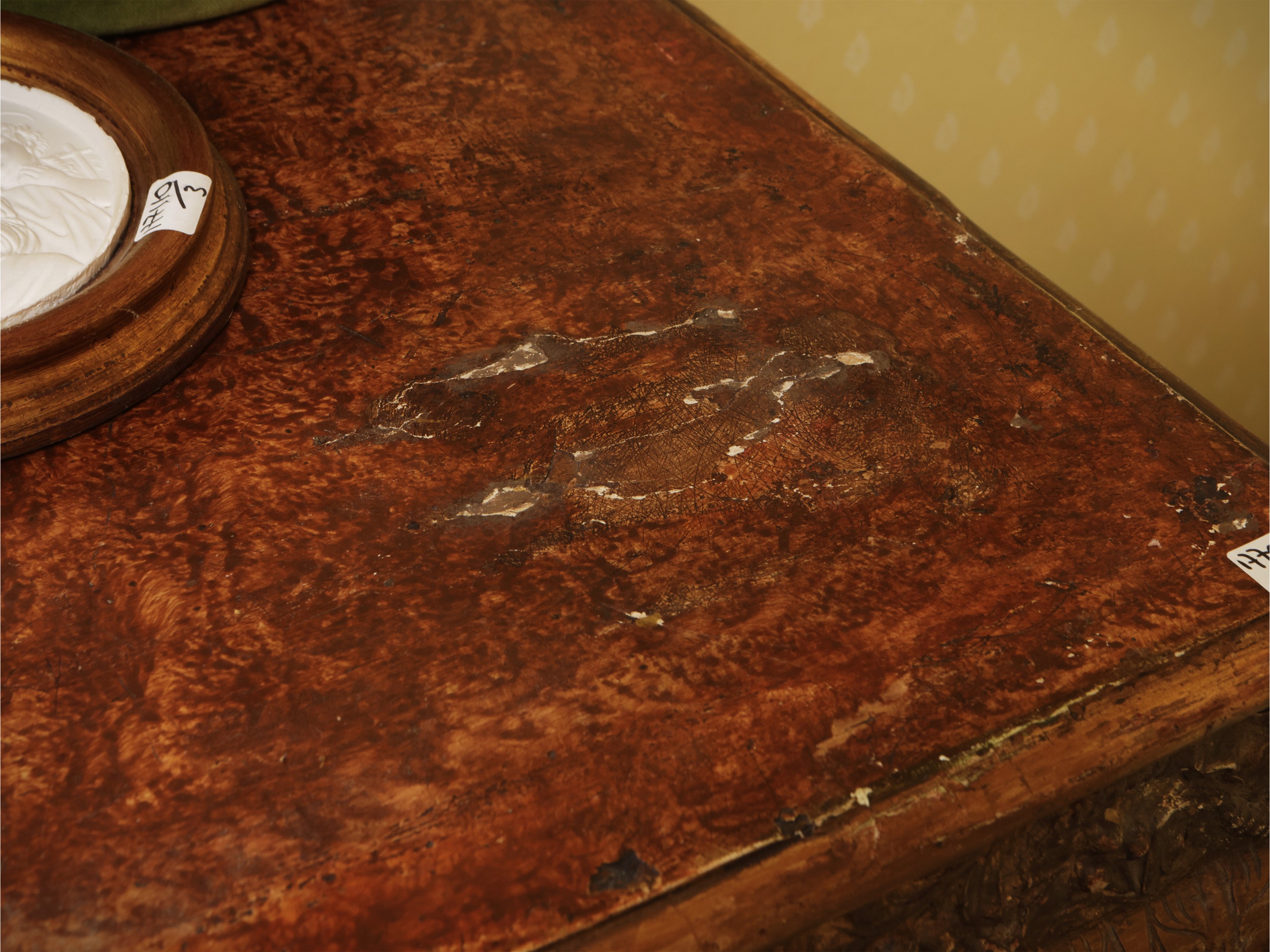 Console in legno e pastiglia dorata