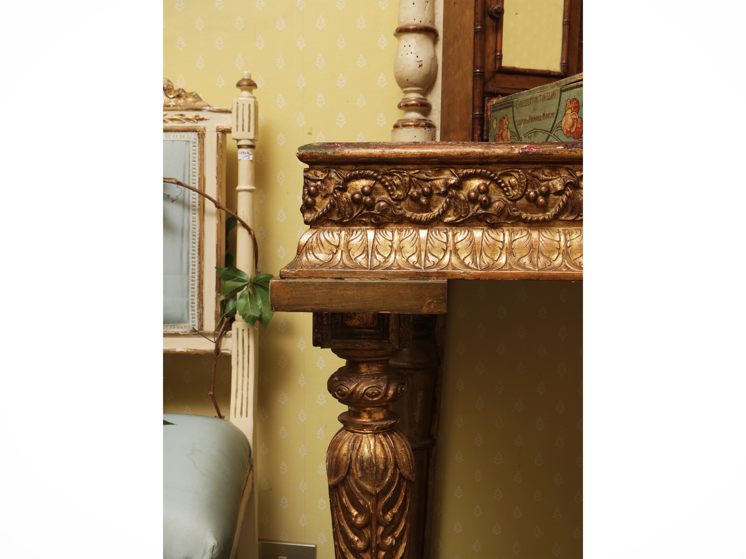 Console in legno e pastiglia dorata