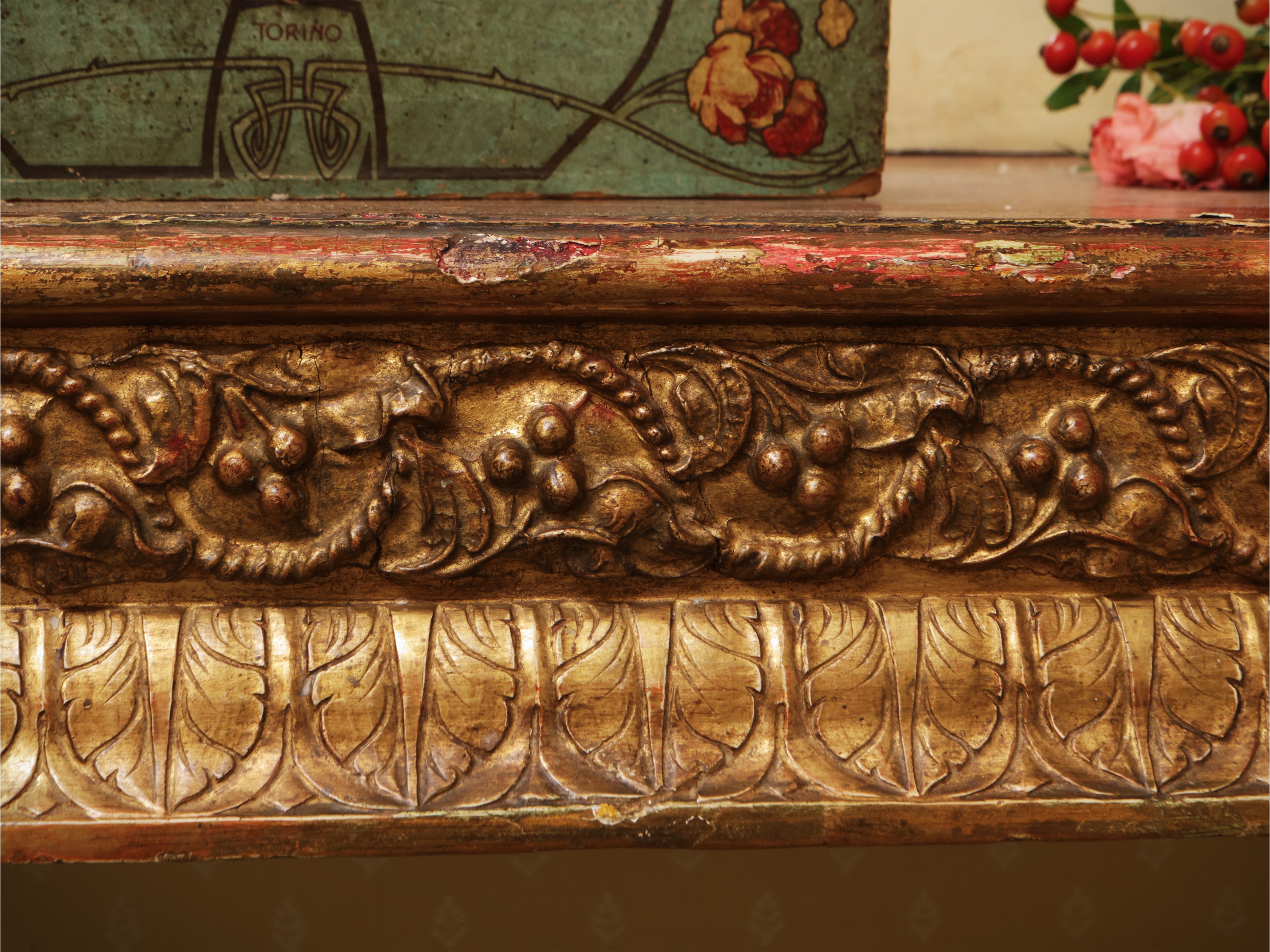 Console in legno e pastiglia dorata