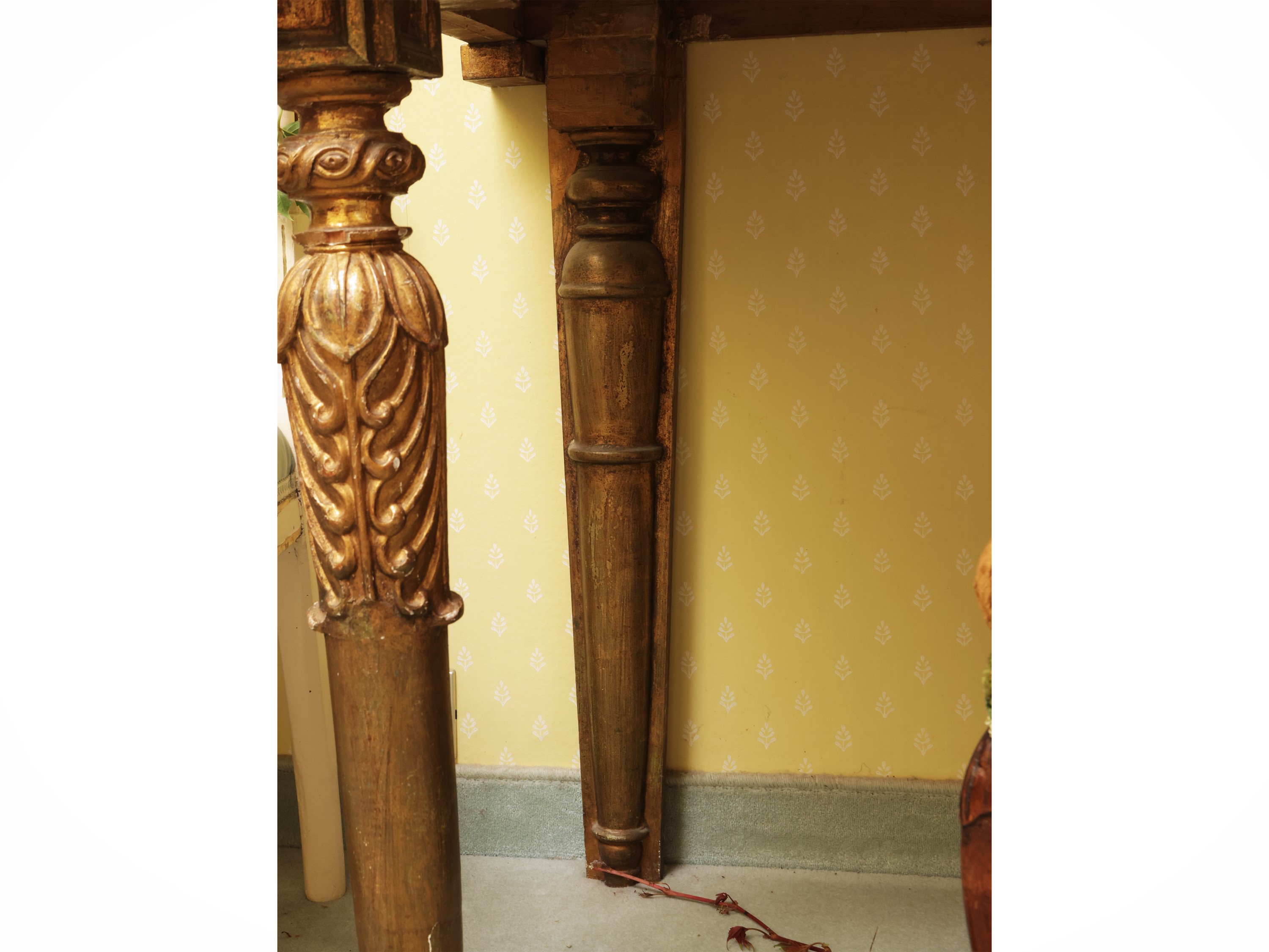 Console in legno e pastiglia dorata