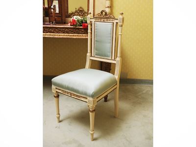 Coppia di sedie in legno tinto bianco, stile neoclassico con sedili in raso celeste