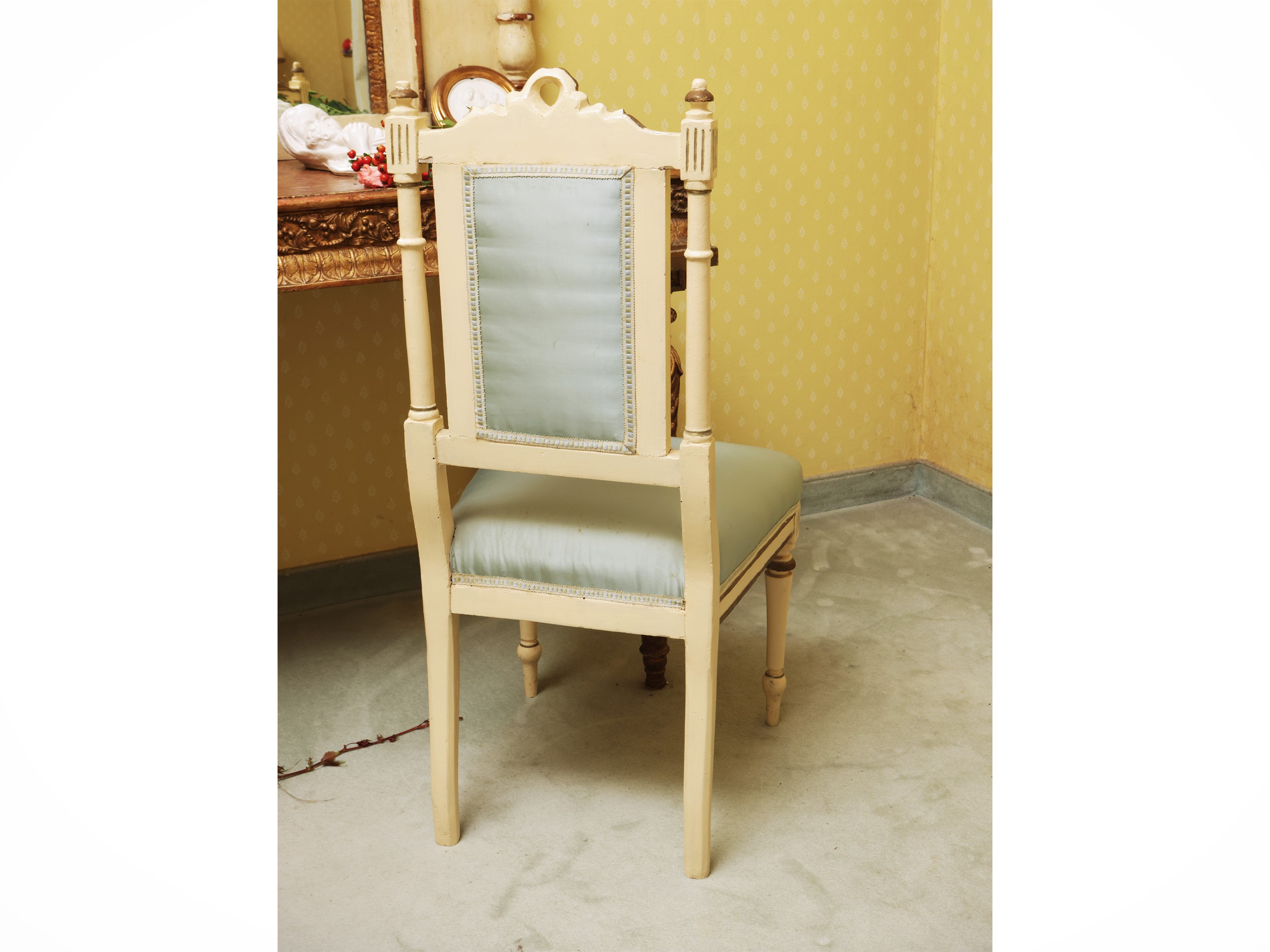 Coppia di sedie in legno tinto bianco, stile neoclassico con sedili in raso celeste