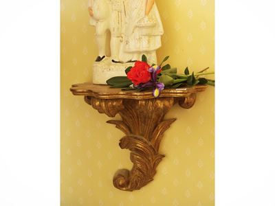 Coppia di mensole gueridon in legno dorato, h cm 32x36x20