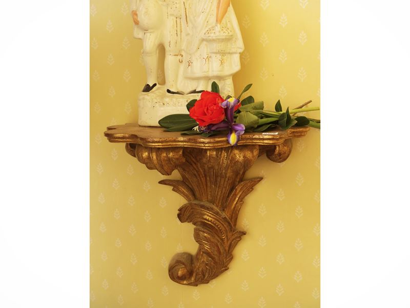Coppia di mensole gueridon in legno dorato, h cm 32x36x20