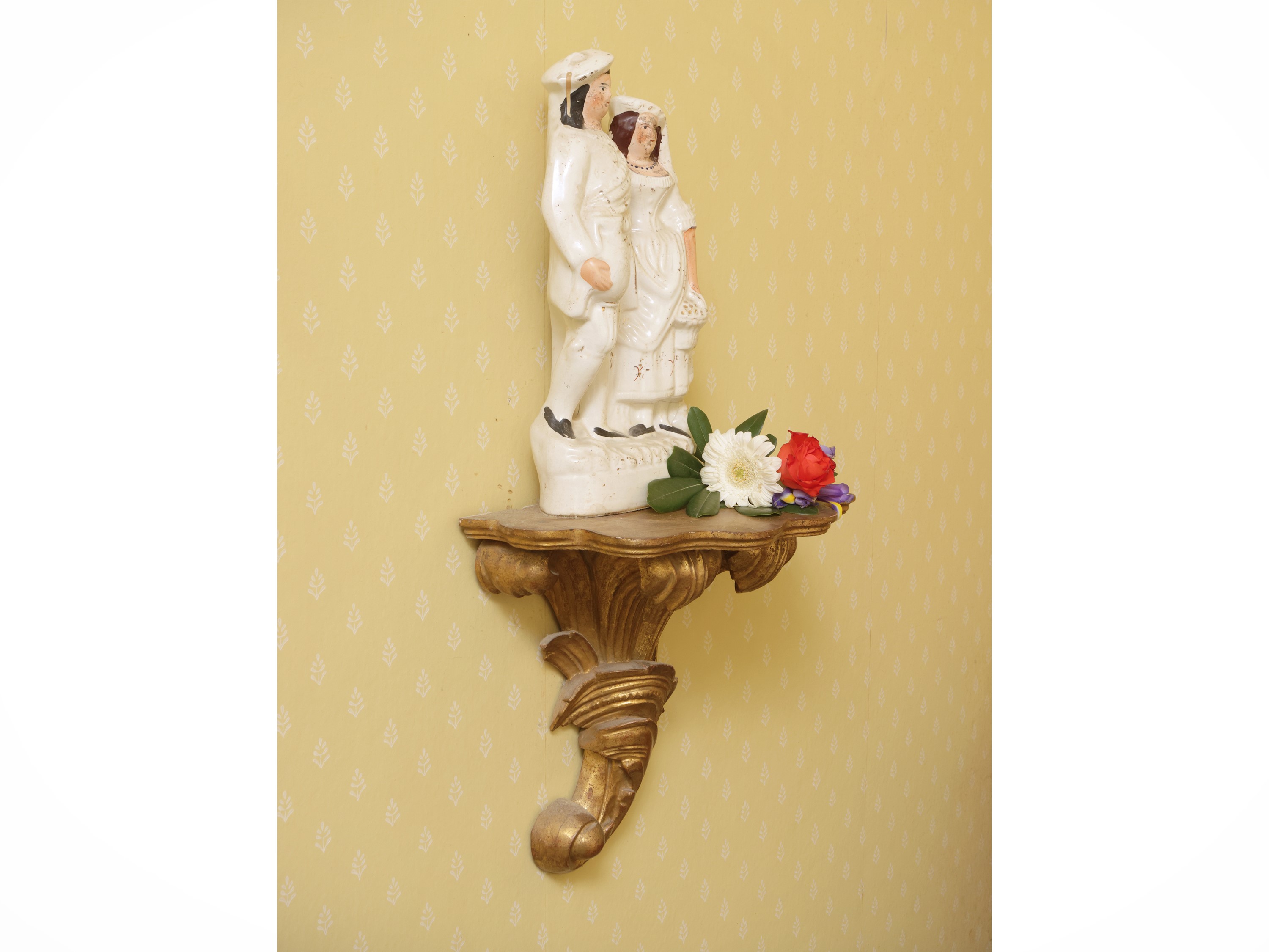 Coppia di mensole gueridon in legno dorato, h cm 32x36x20