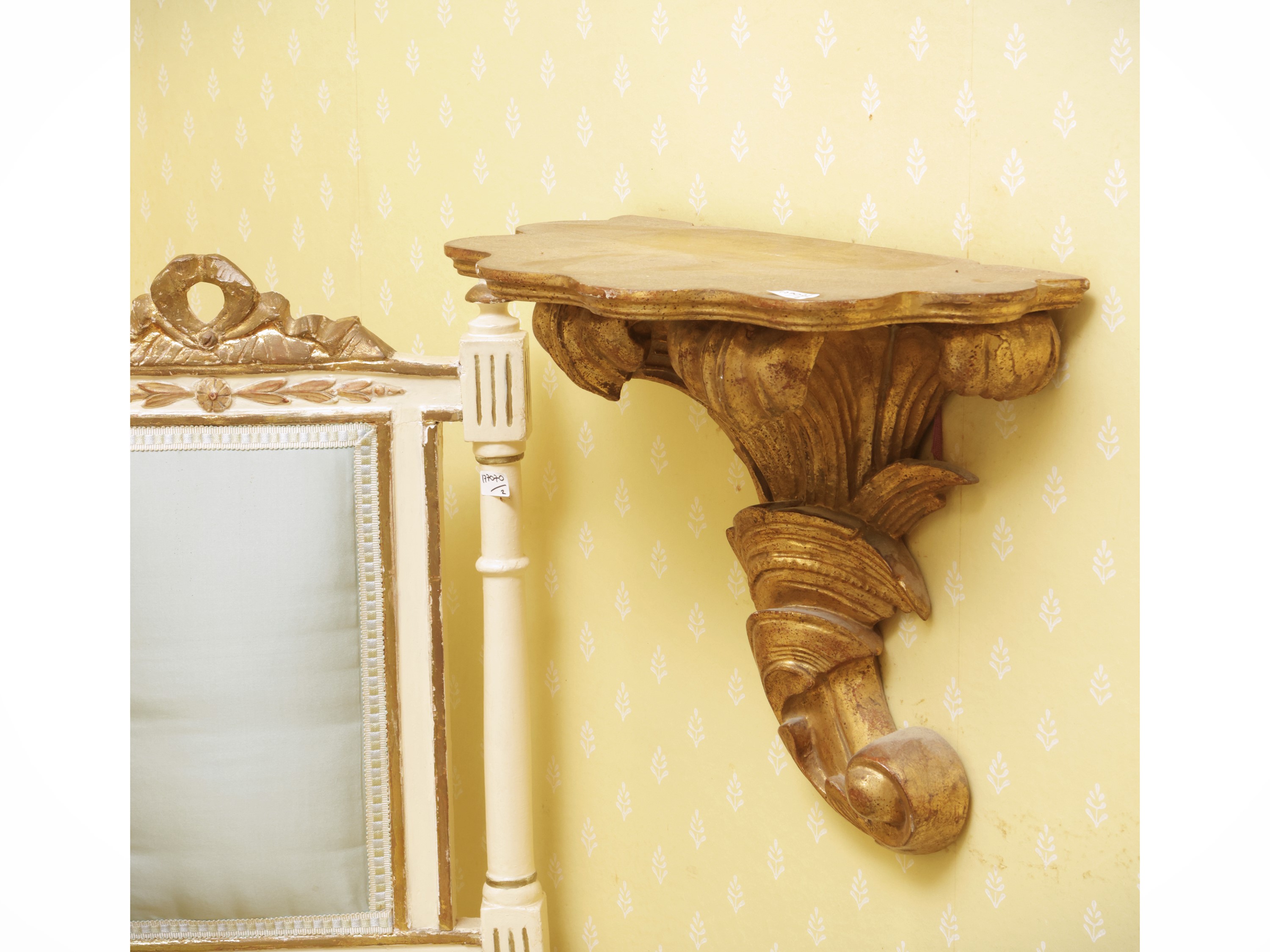 Coppia di mensole gueridon in legno dorato, h cm 32x36x20