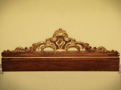 Testiera per letto matrimoniale in legno tenero con fregio ornamentale