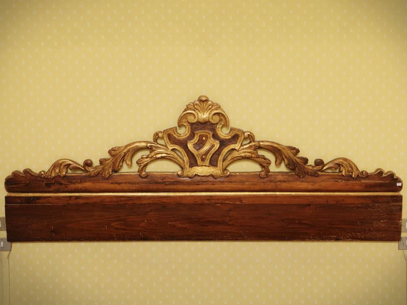 Testiera per letto matrimoniale in legno tenero con fregio ornamentale