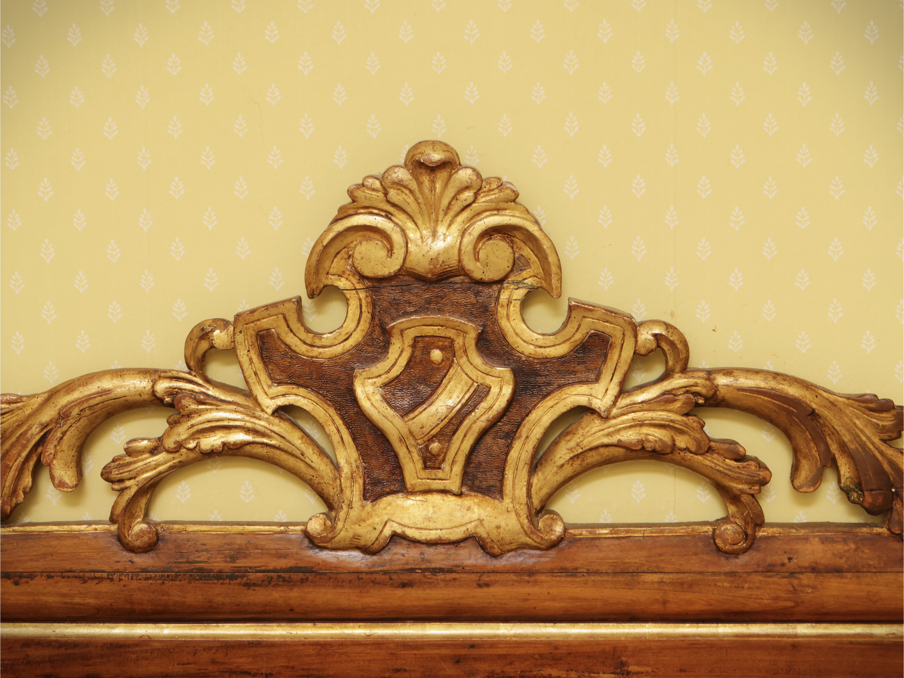 Testiera per letto matrimoniale in legno tenero con fregio ornamentale