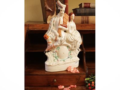 Gruppo in terraglia Staffordshire, XIX secolo, imitazione di orologio con figura scottese