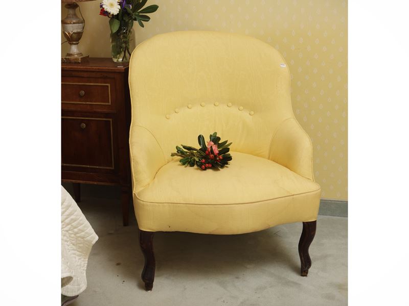 Poltroncina imbottita a pozzetto, rivestita in tessuto moiré giallo oro con piedini in noce