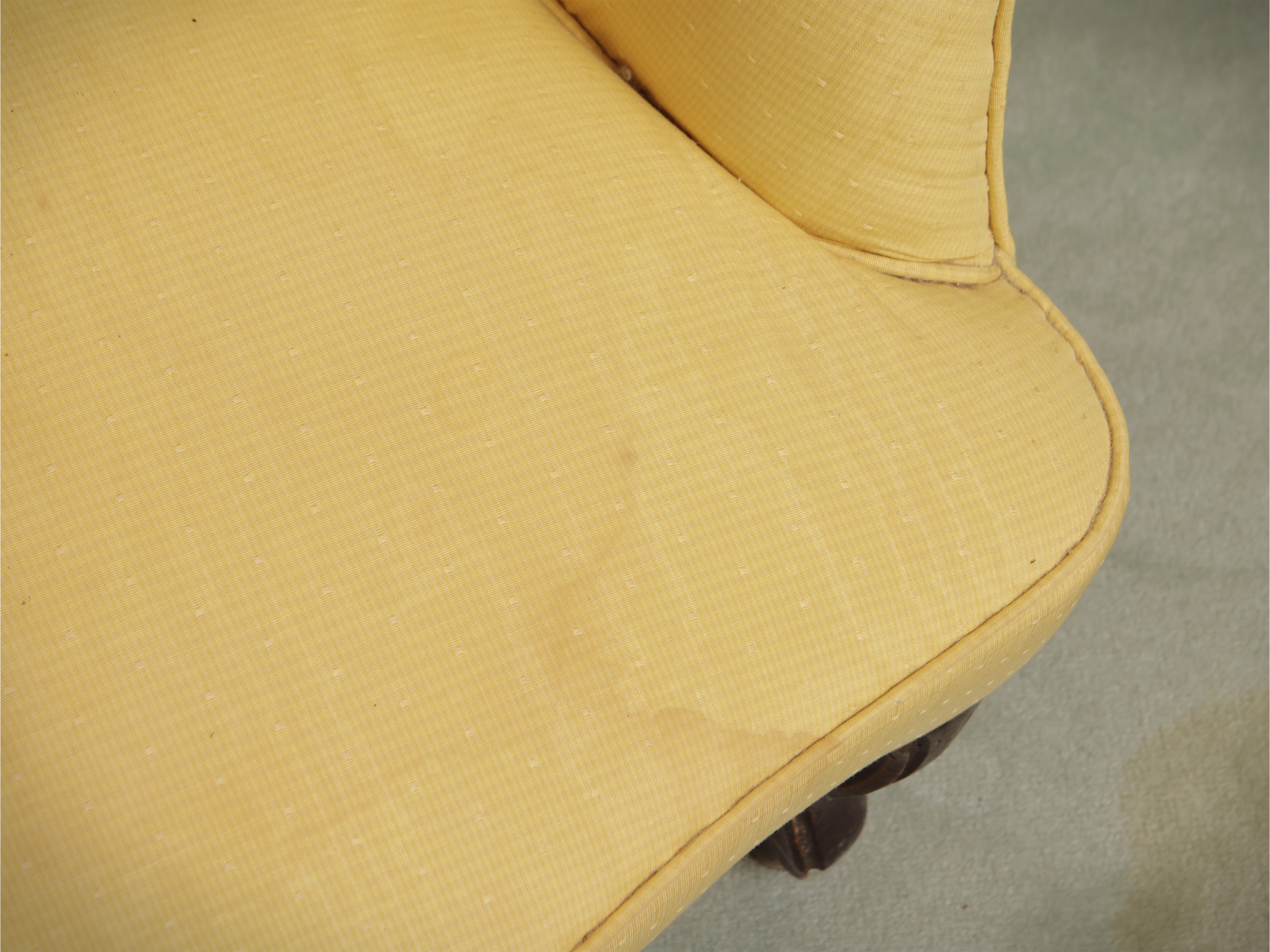 Poltroncina imbottita a pozzetto, rivestita in tessuto moiré giallo oro con piedini in noce