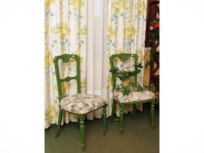 Coppia di sedie in legno tinto verde con rivestimento in tessuto giallo oro e beige