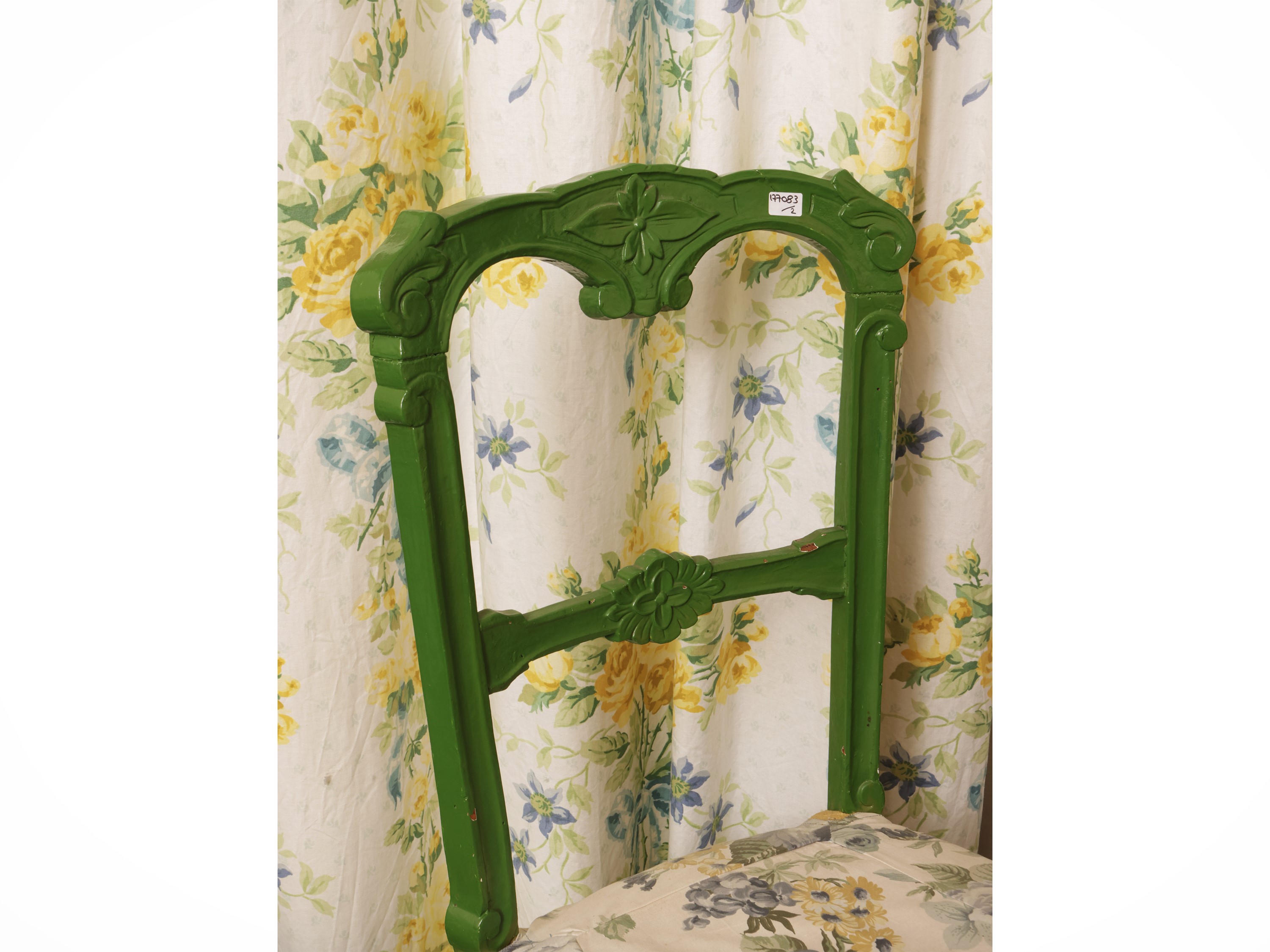 Coppia di sedie in legno tinto verde con rivestimento in tessuto giallo oro e beige